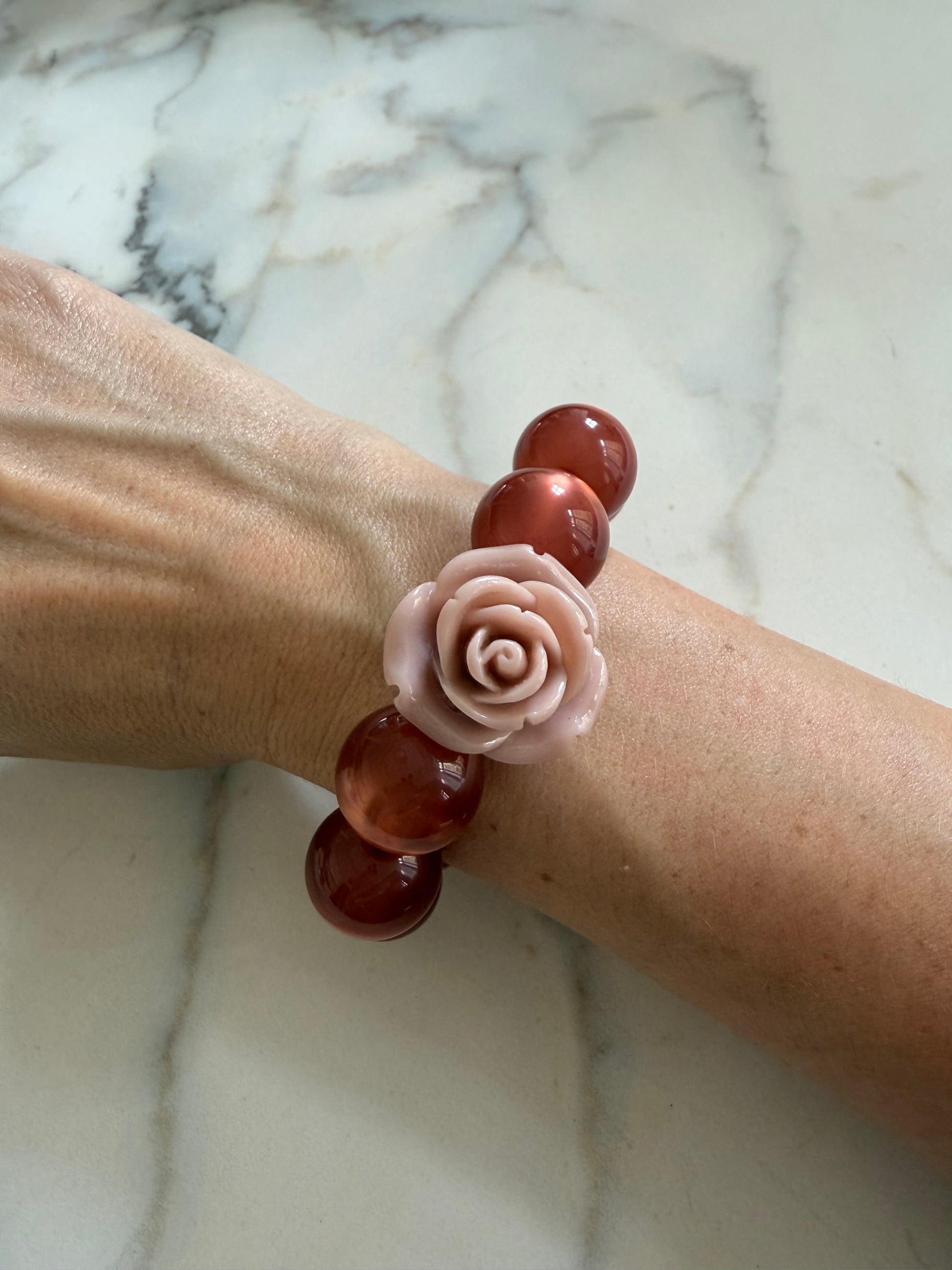 Bracelet by Gigi: perles givrés et rose