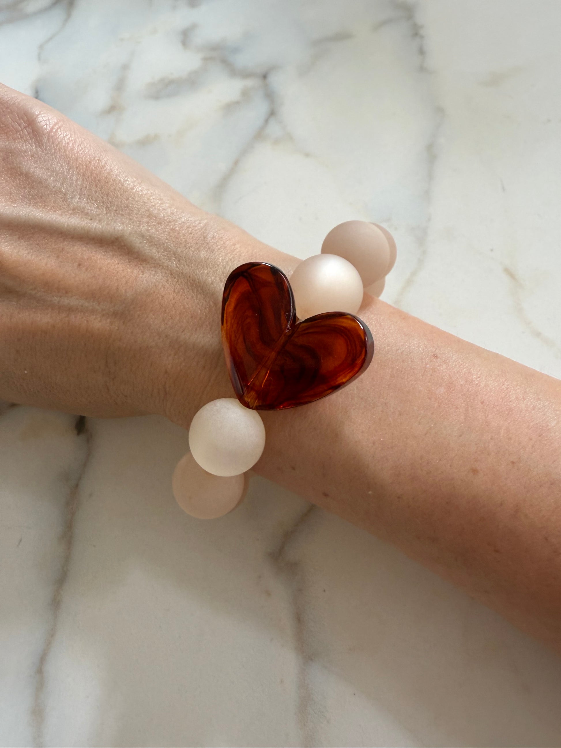 Bracelet by Gigi: beige givrée et cœur ambre