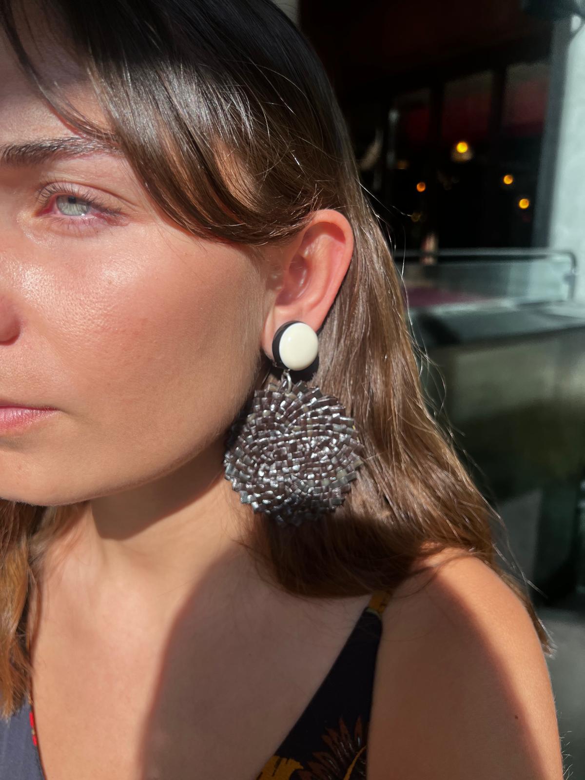 Boucles d'oreilles Francine Bramli: RAPHIA NOIRE CABOCHON BLANC