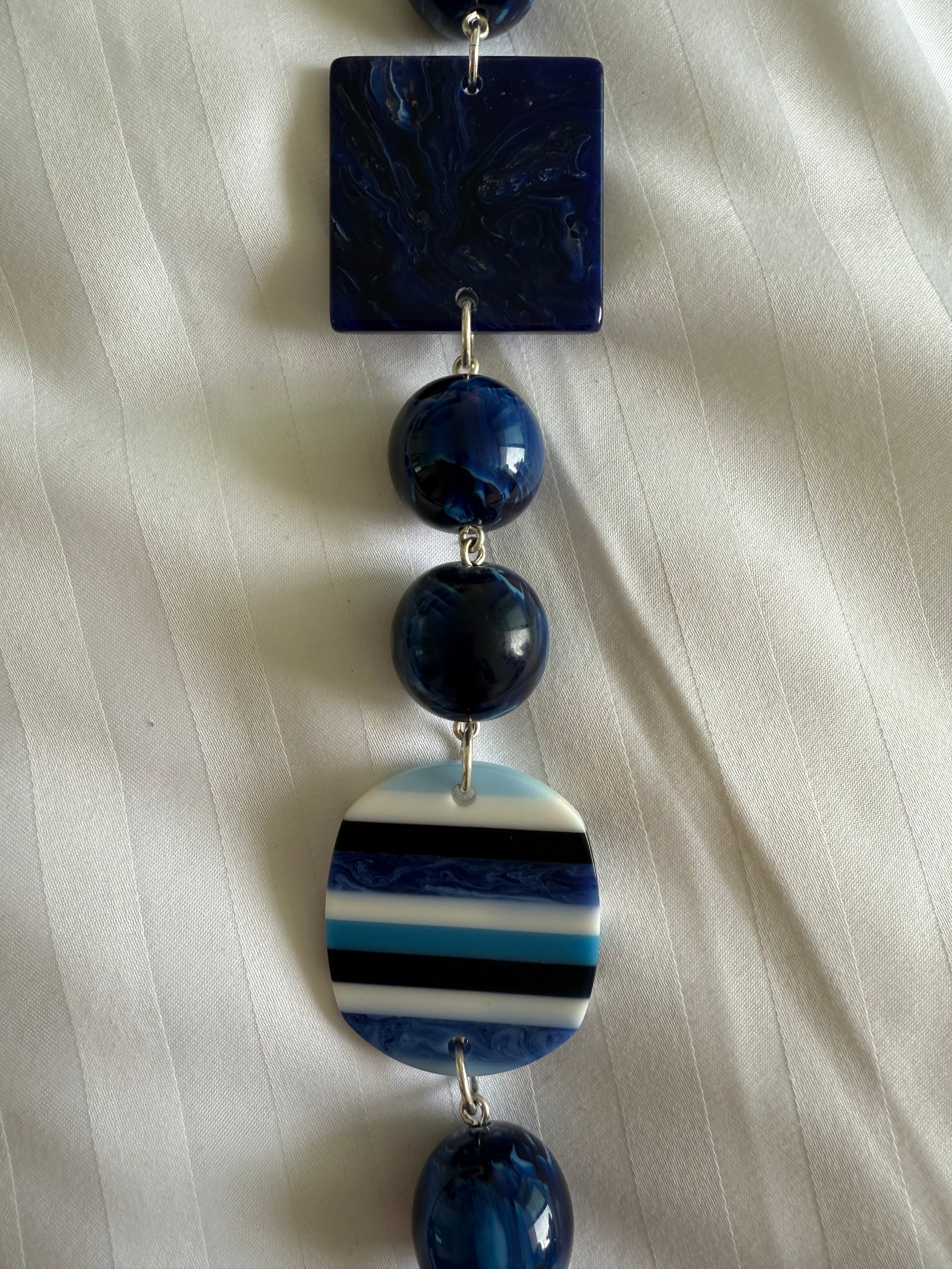 Sautoir FRANCINE BRAMLI: Bleu style lapis lazuli et résine .