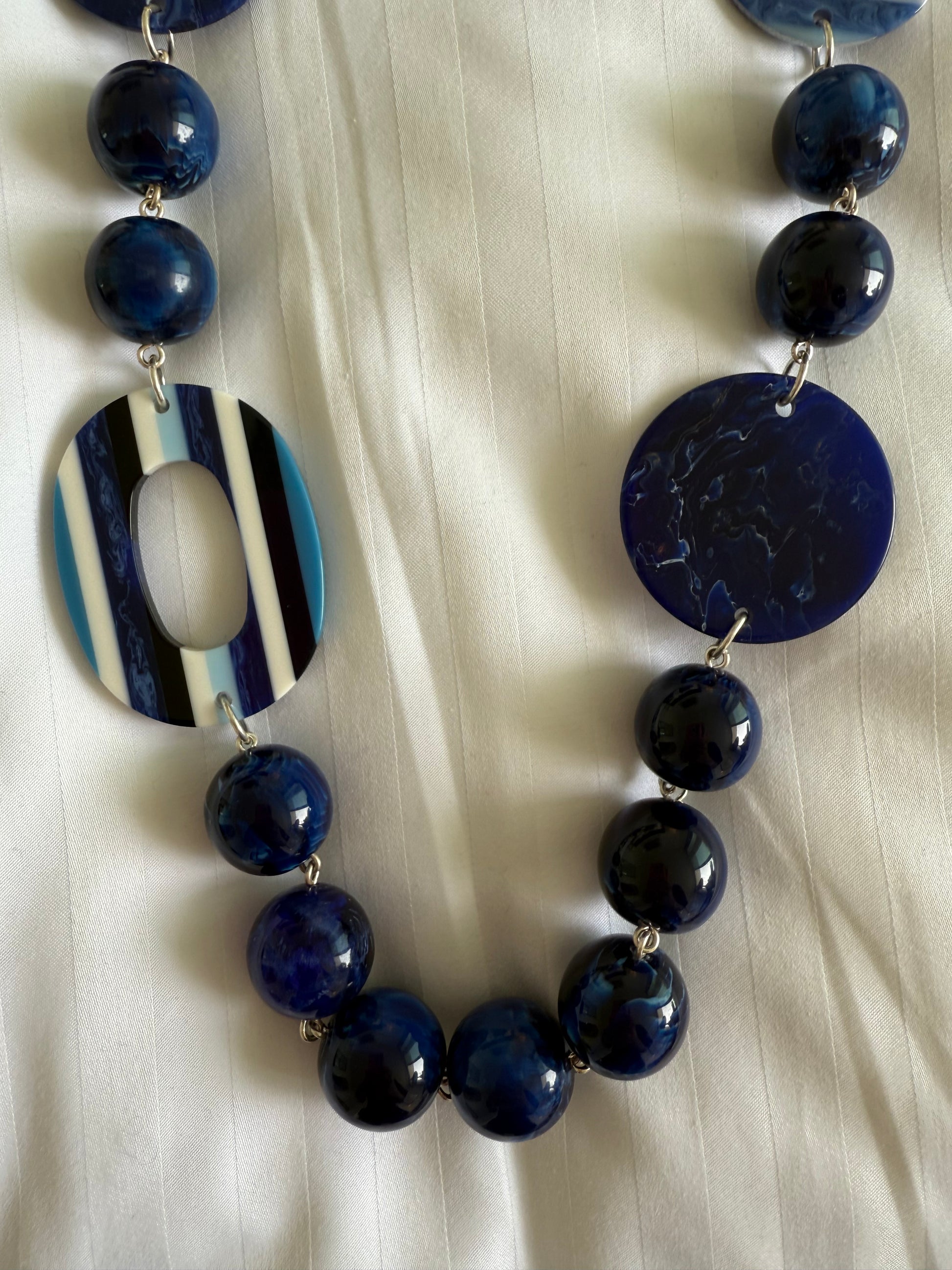 Sautoir FRANCINE BRAMLI: Bleu style lapis lazuli et résine .