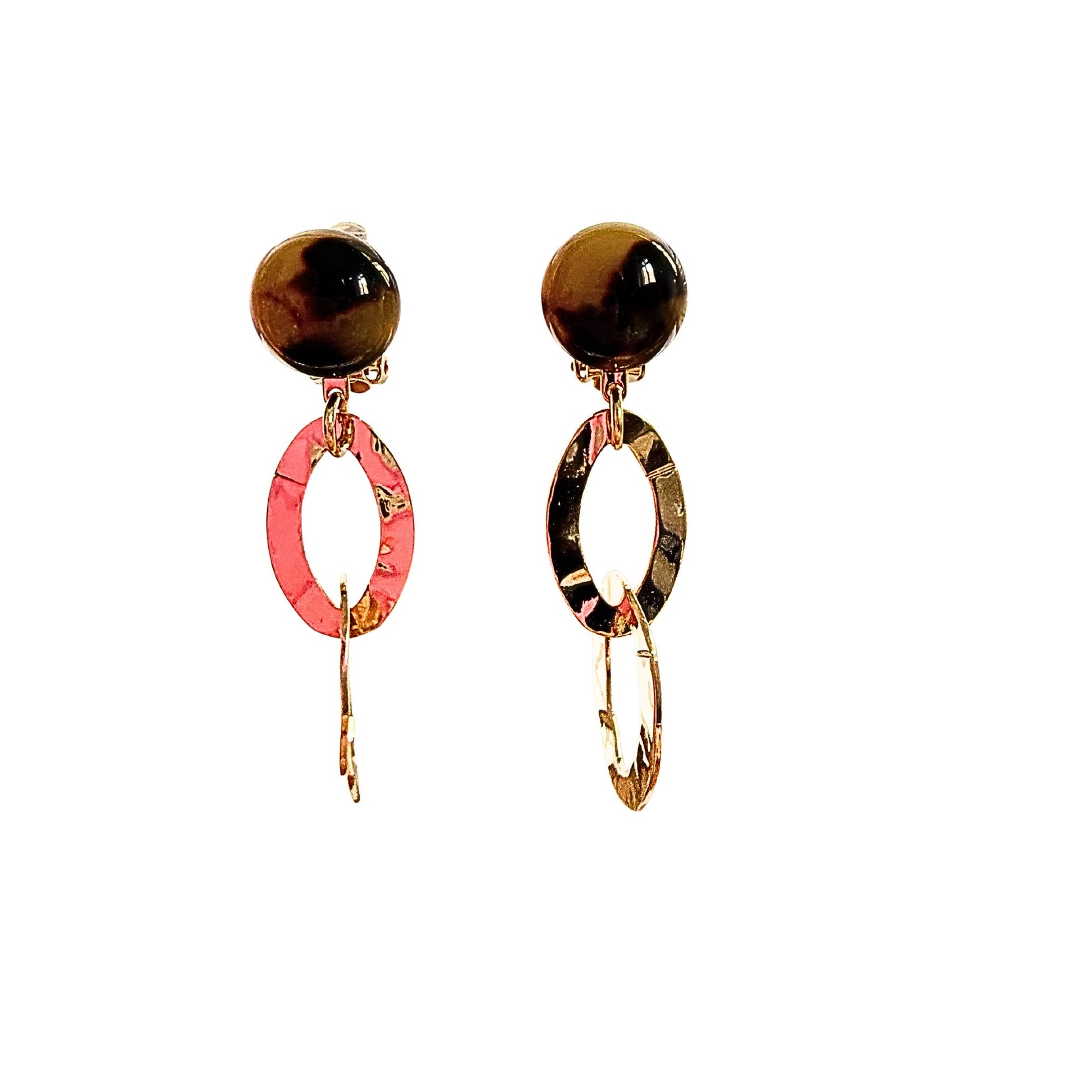 BOUCLES D'OREILLES FRANCINE BRAMLI: CABOCHON ECAILLE TOKYO ET CHAINE MARTELÉ