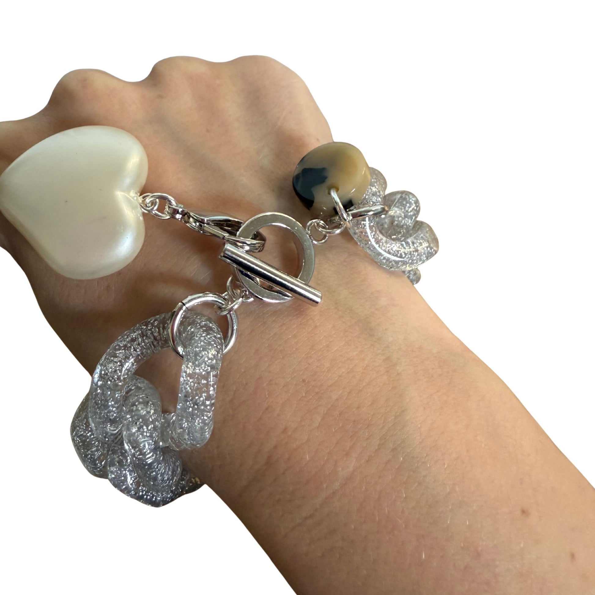 BRACELET FRANCINE BRAMLI: MAILLONS GRIS PAILLETTES AVEC CHARM COEUR EN NACRE