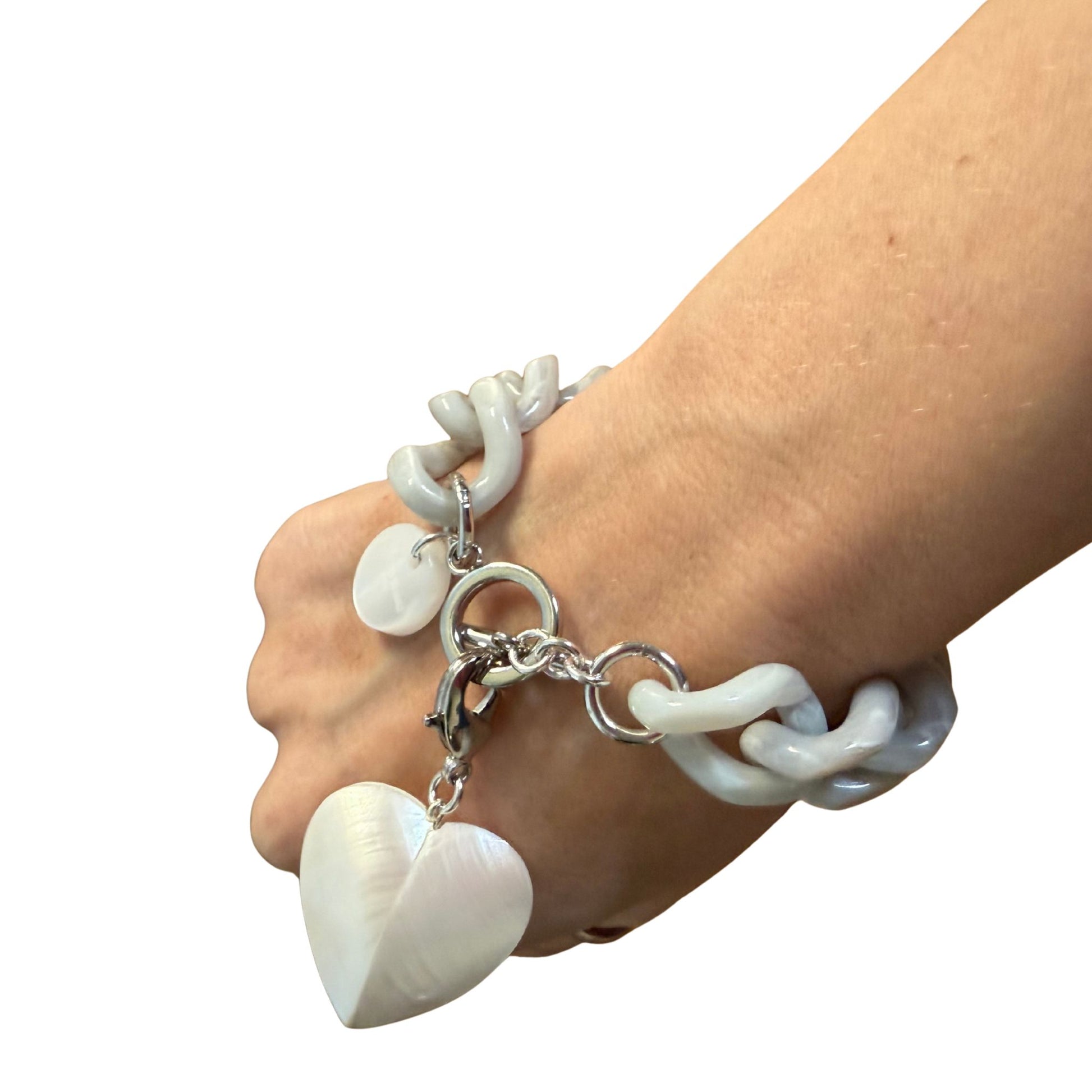 BRACELET FRANCINE BRAMLI: MAILLONS GRIS MARBRÉS AVEC CHARM EN NACRE