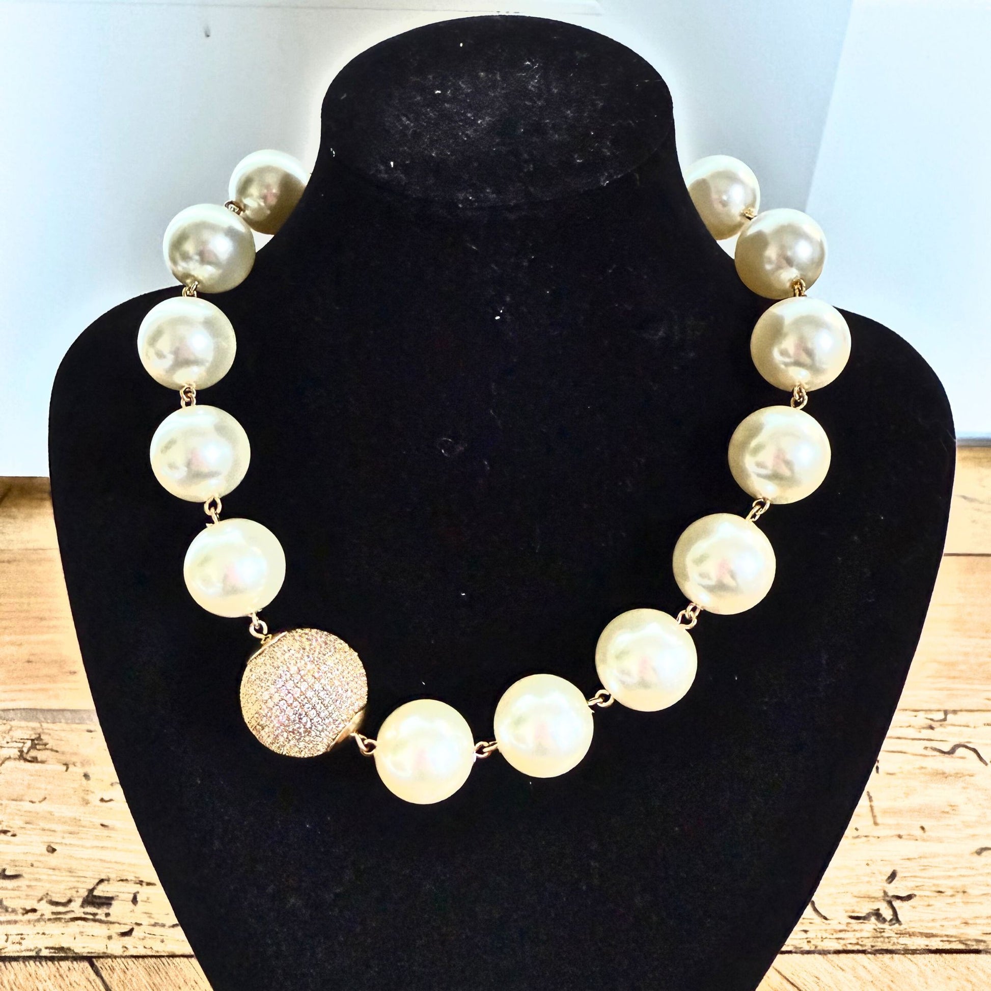 COLLIER FRANCINE BRAMLI: RAS DE COU EN PERLE ET ÉLÉMENT AVEC CRISTAUX