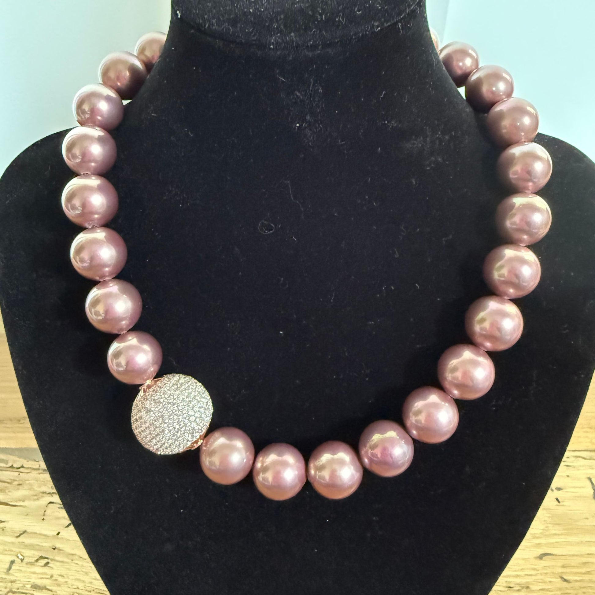 COLLIER FRANCINE BRAMLI: PERLES ROSE ET ÉLÉMENT AVEC CRISTAUX