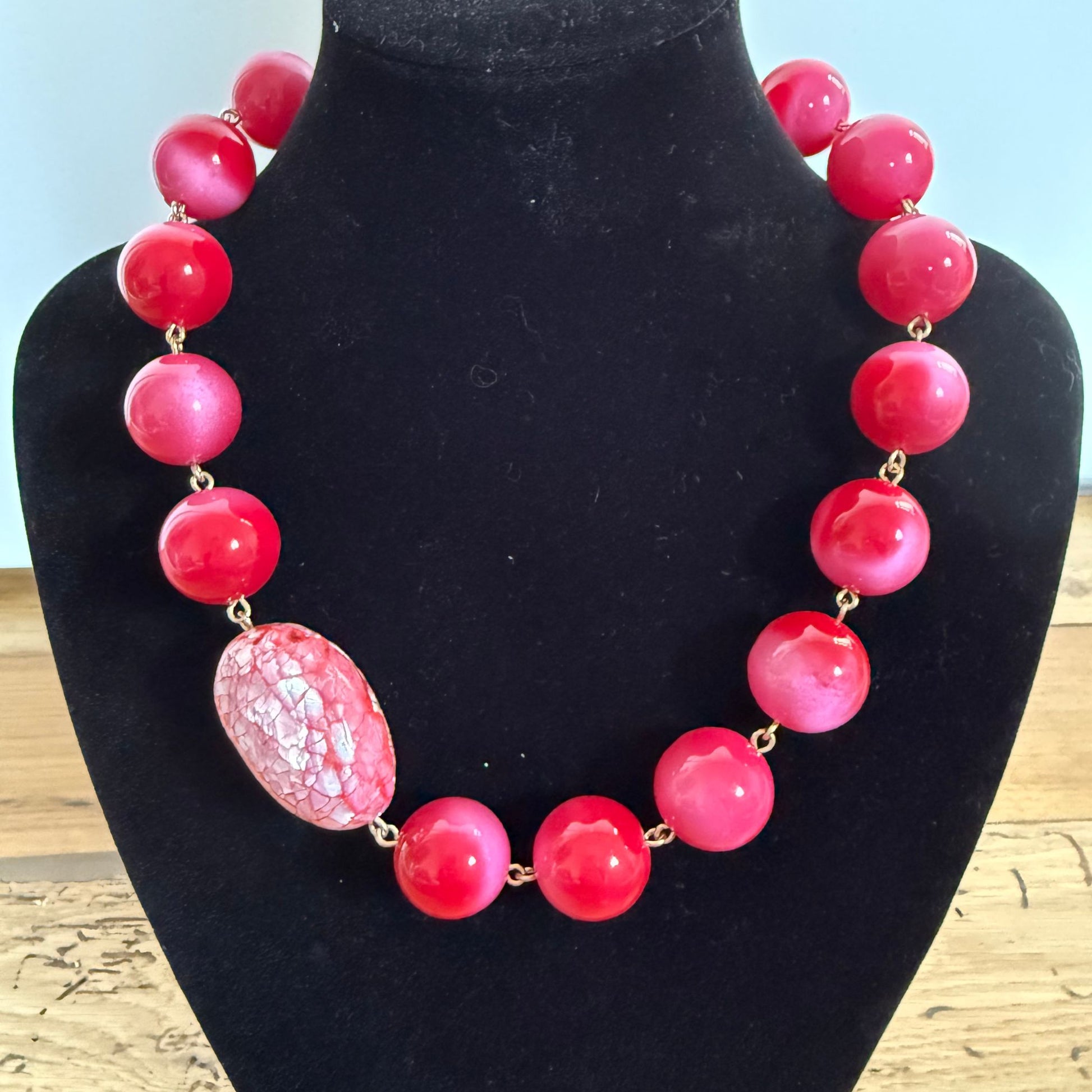 COLLIER FRANCINE BRAMLI: PERLES RESINE FUSHIA ET ELEMENT NACRE