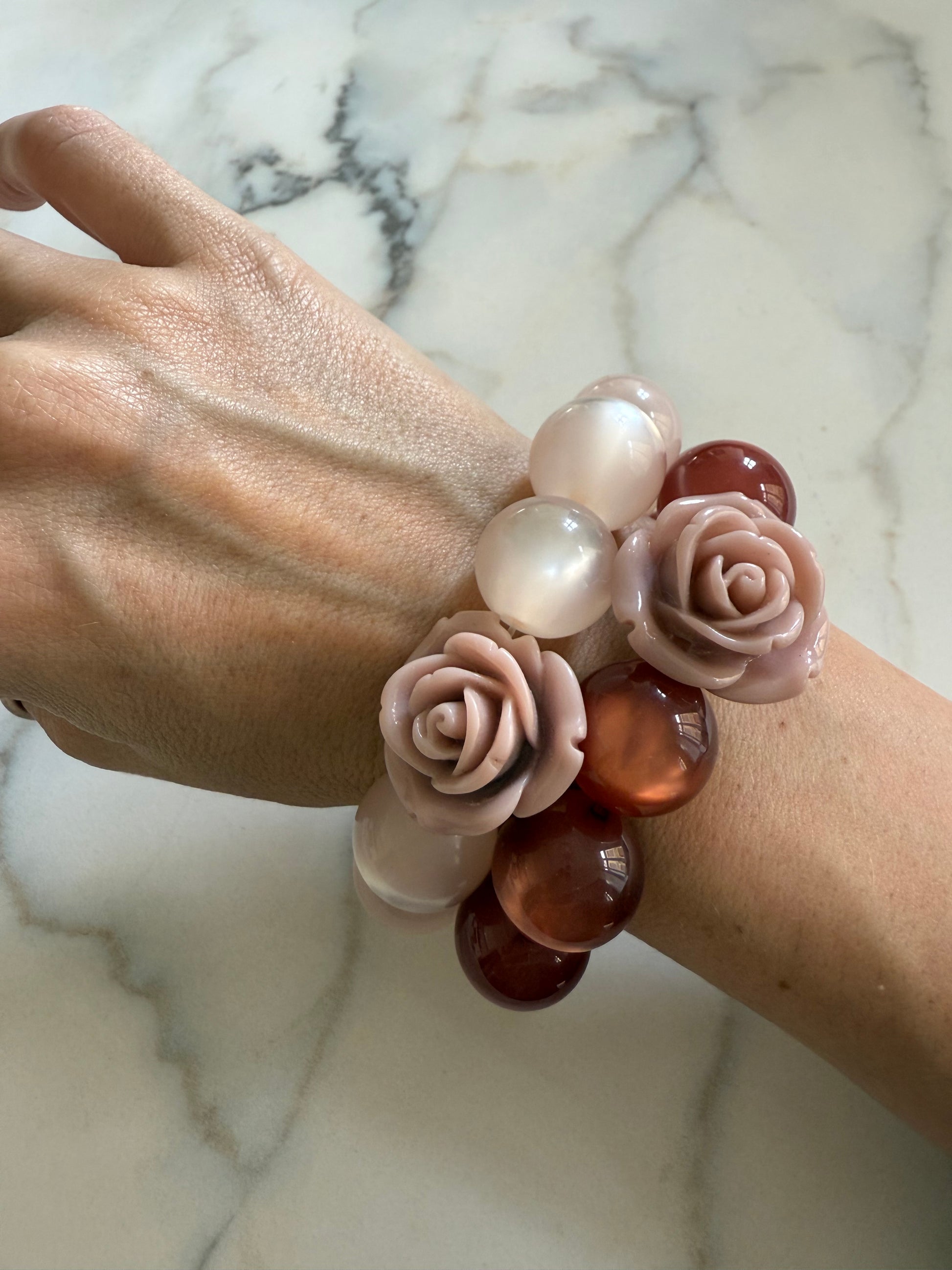 Bracelet by Gigi: perles givrés et rose
