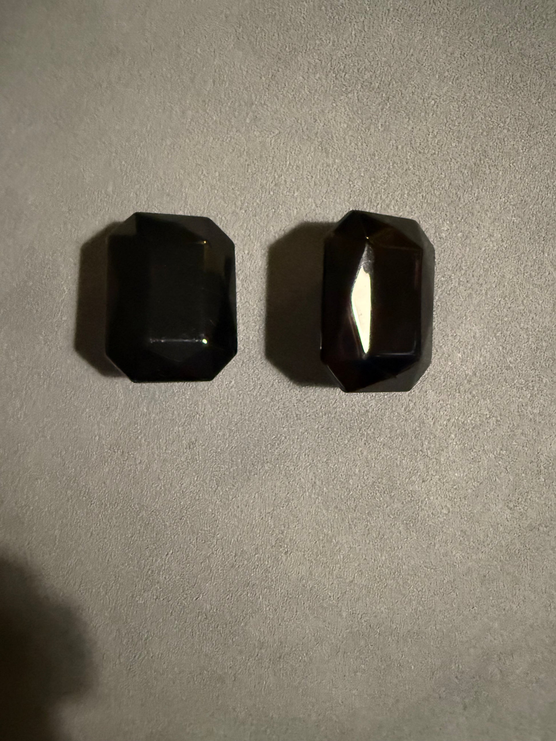 Cabochon FRANCINE BRAMLI : noir avec facettes