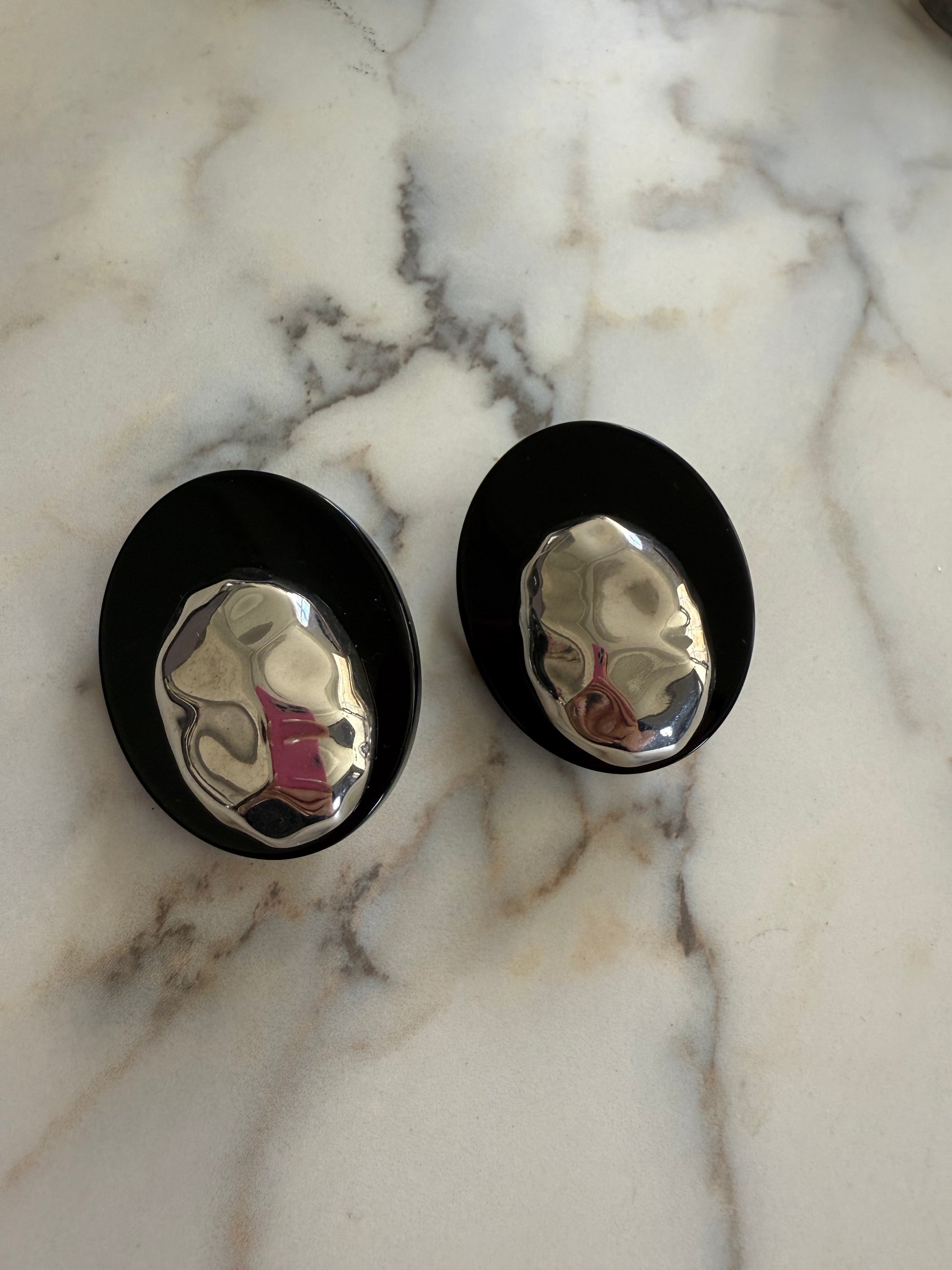 Boucles d’oreilles Francine Bramli: cabochon martelé argent et plaque noire