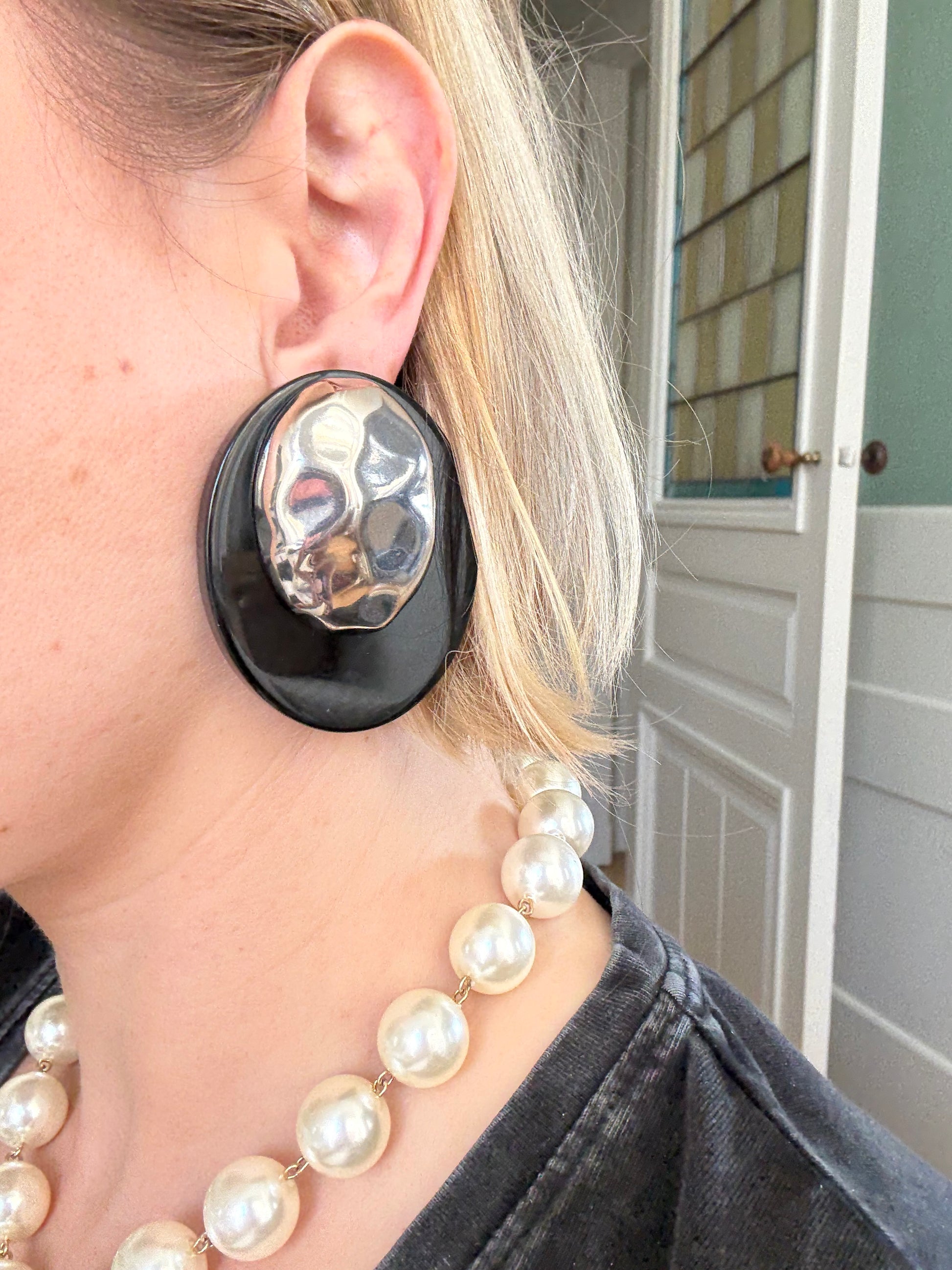 Boucles d’oreilles Francine Bramli: cabochon martelé argent et plaque noire