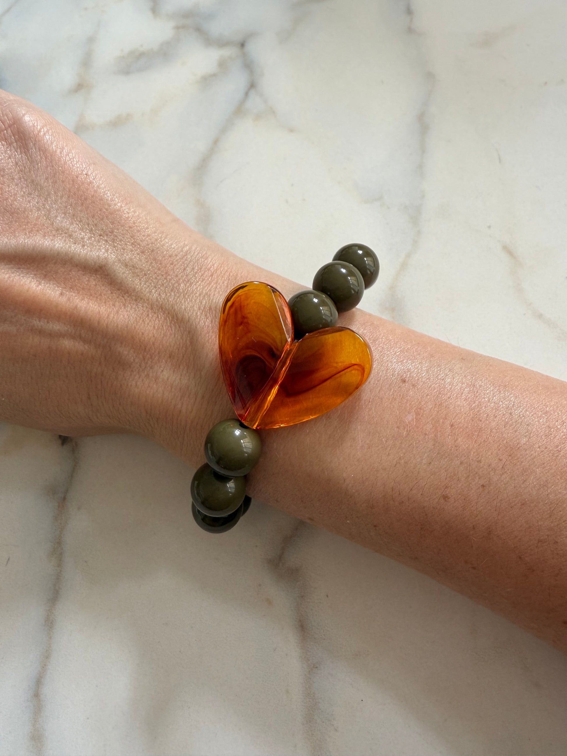 BRACELET BY GIGI: COEUR AMBRÉ ET PERLES KAKI