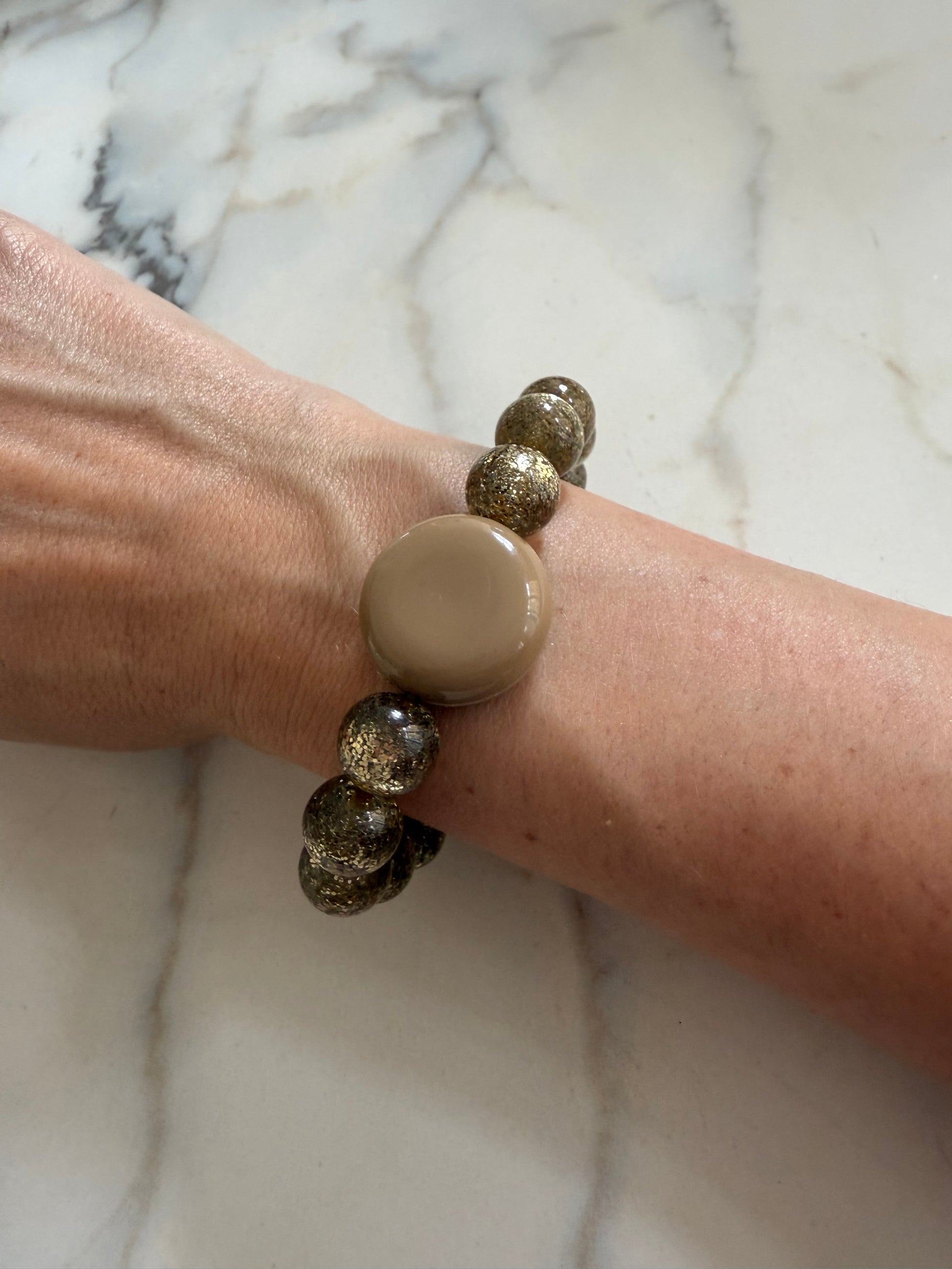 BRACELET BY GIGI: PERLES STRASS KAKI ET ELEMENT OLIVE