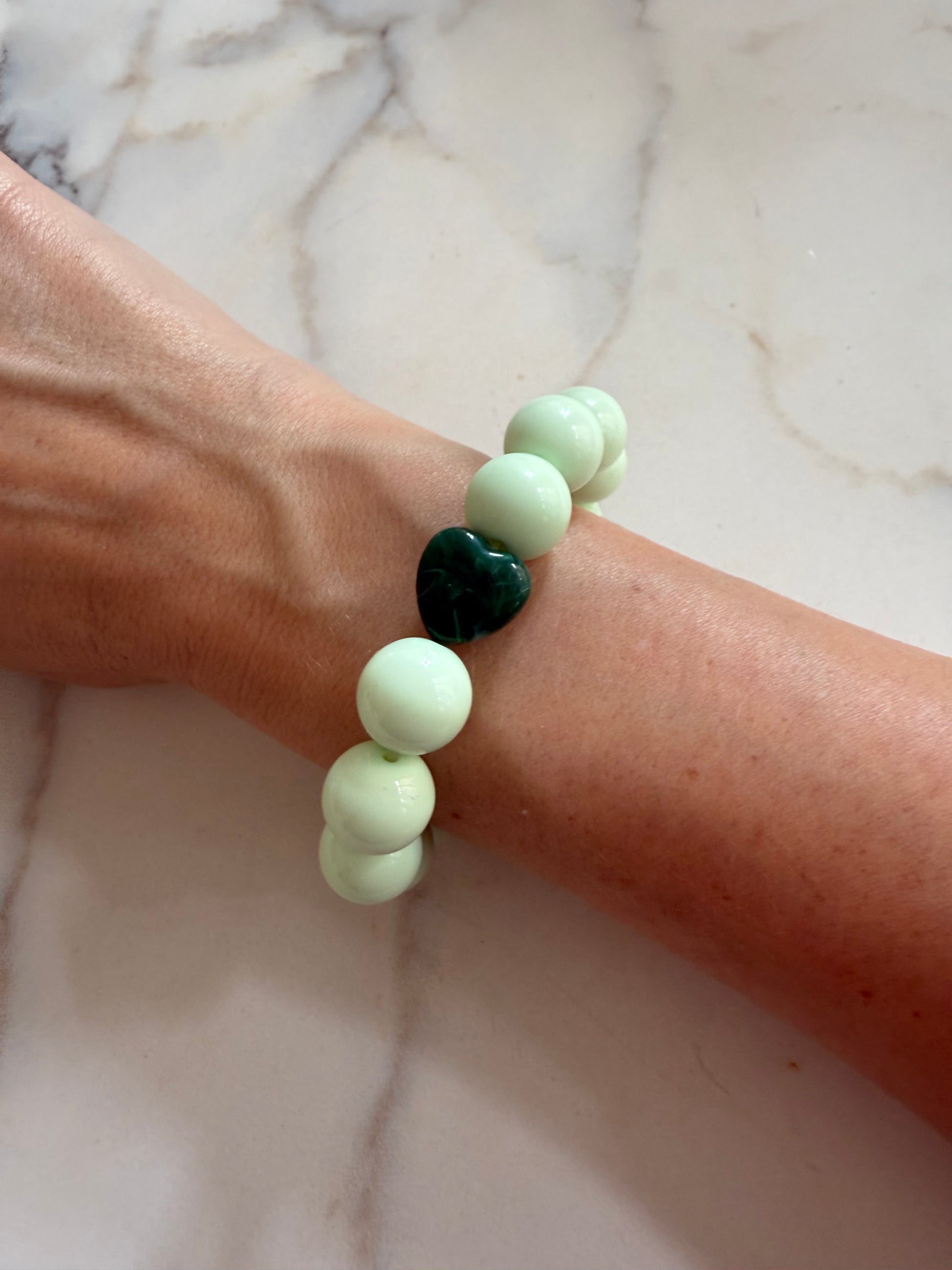 BRACELET BY GIGI: PERLES VERT D'EAU ET PETIT COEUR STYLE MALACHITE