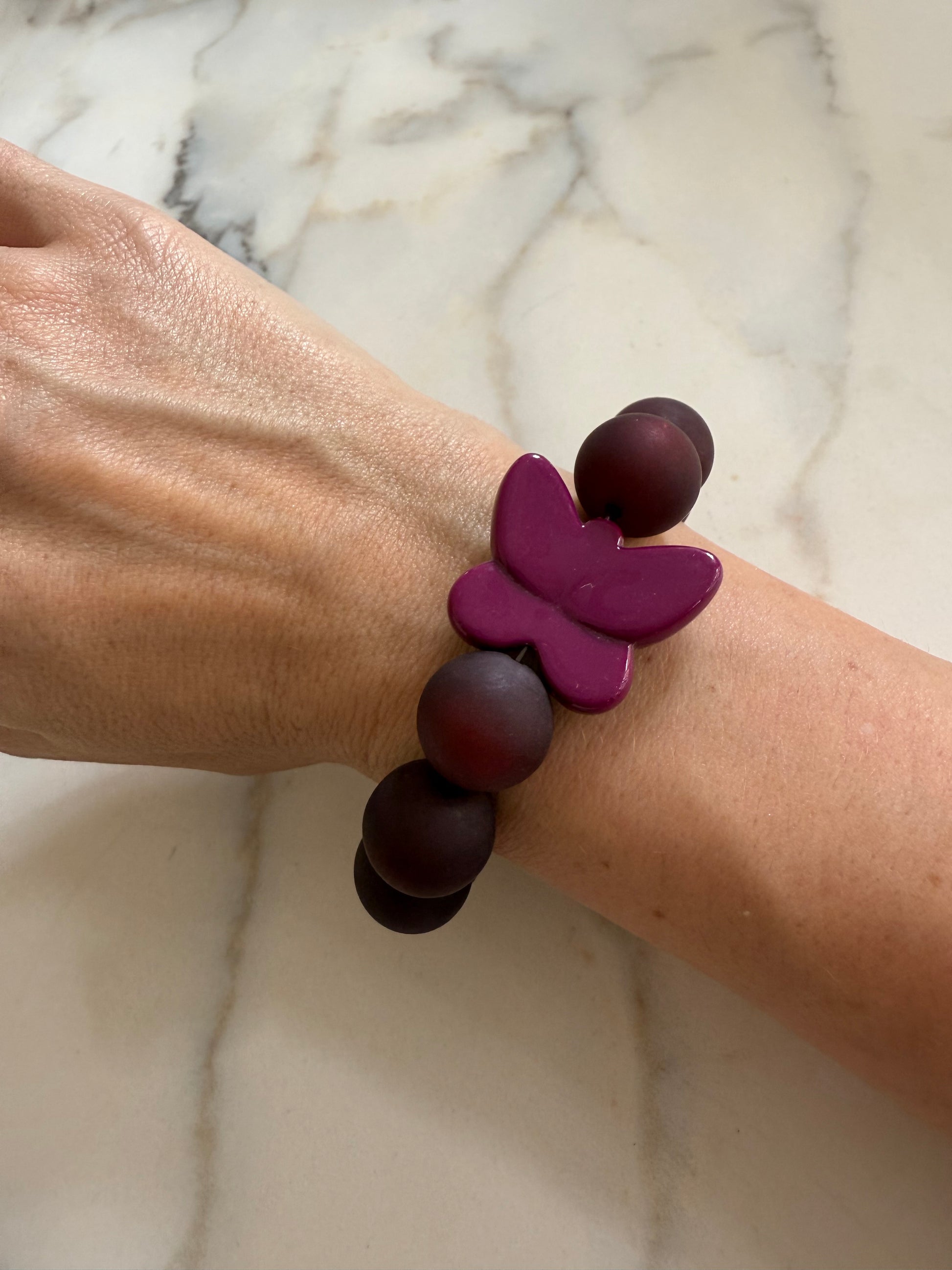 BRACELET BY GIGI: PERLES GIVRÉES PRUNES ET PAPILLON PRUNE