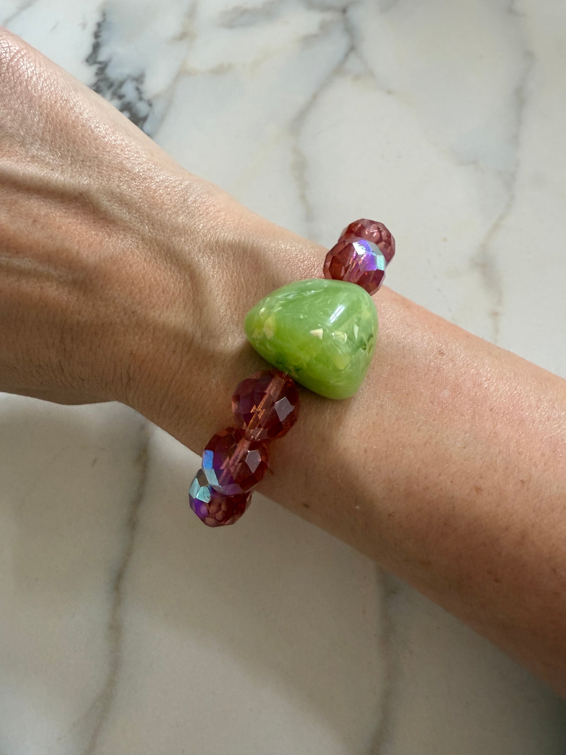 BRACELET BY GIGI: PERLES ROSE EFFET STRASS VINTAGE ET CAILLOU VERT ANIS