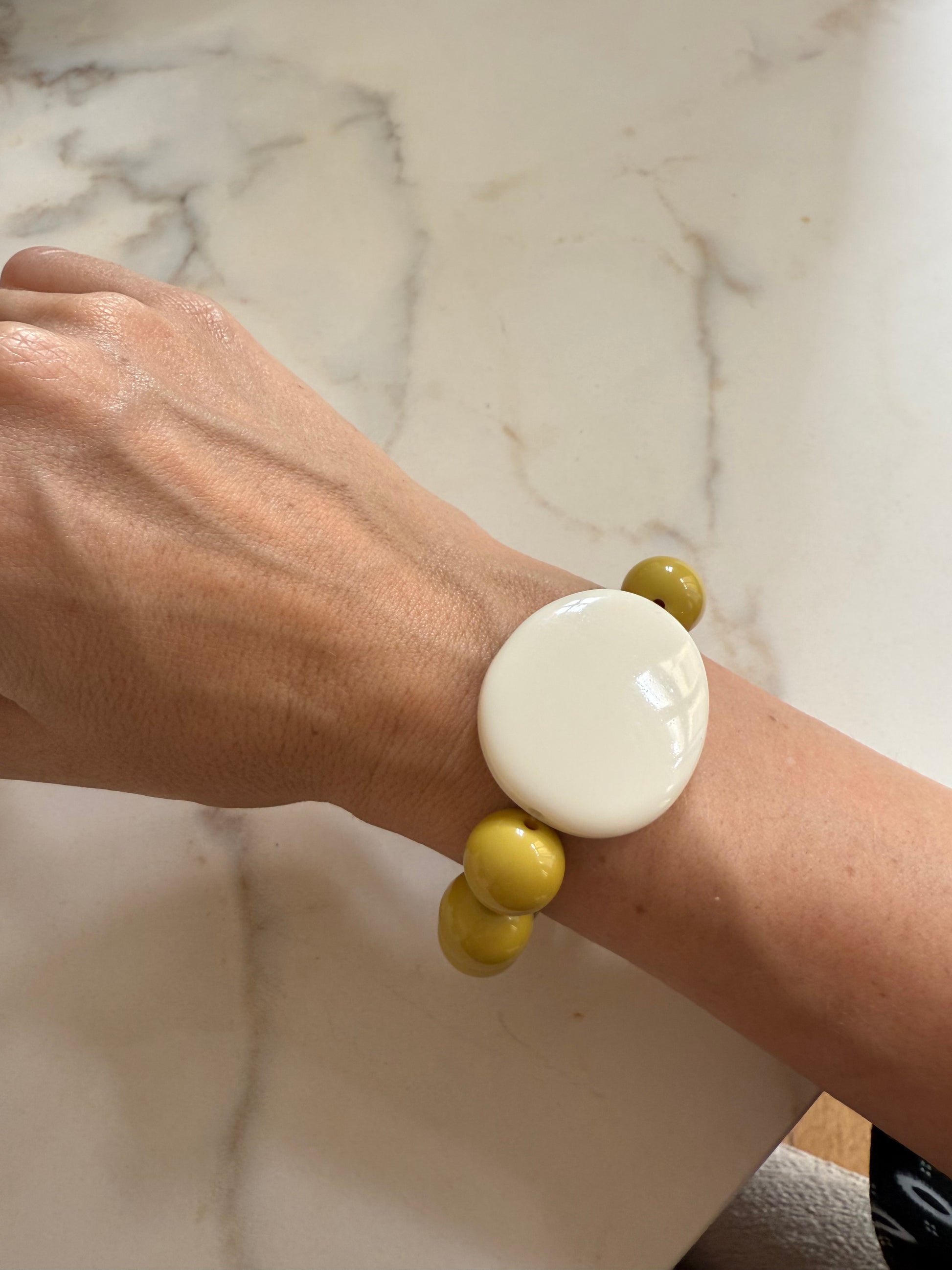 BRACELET BY GIGI: PERLES VERT OLIVES ET ELEMENT BEIGE