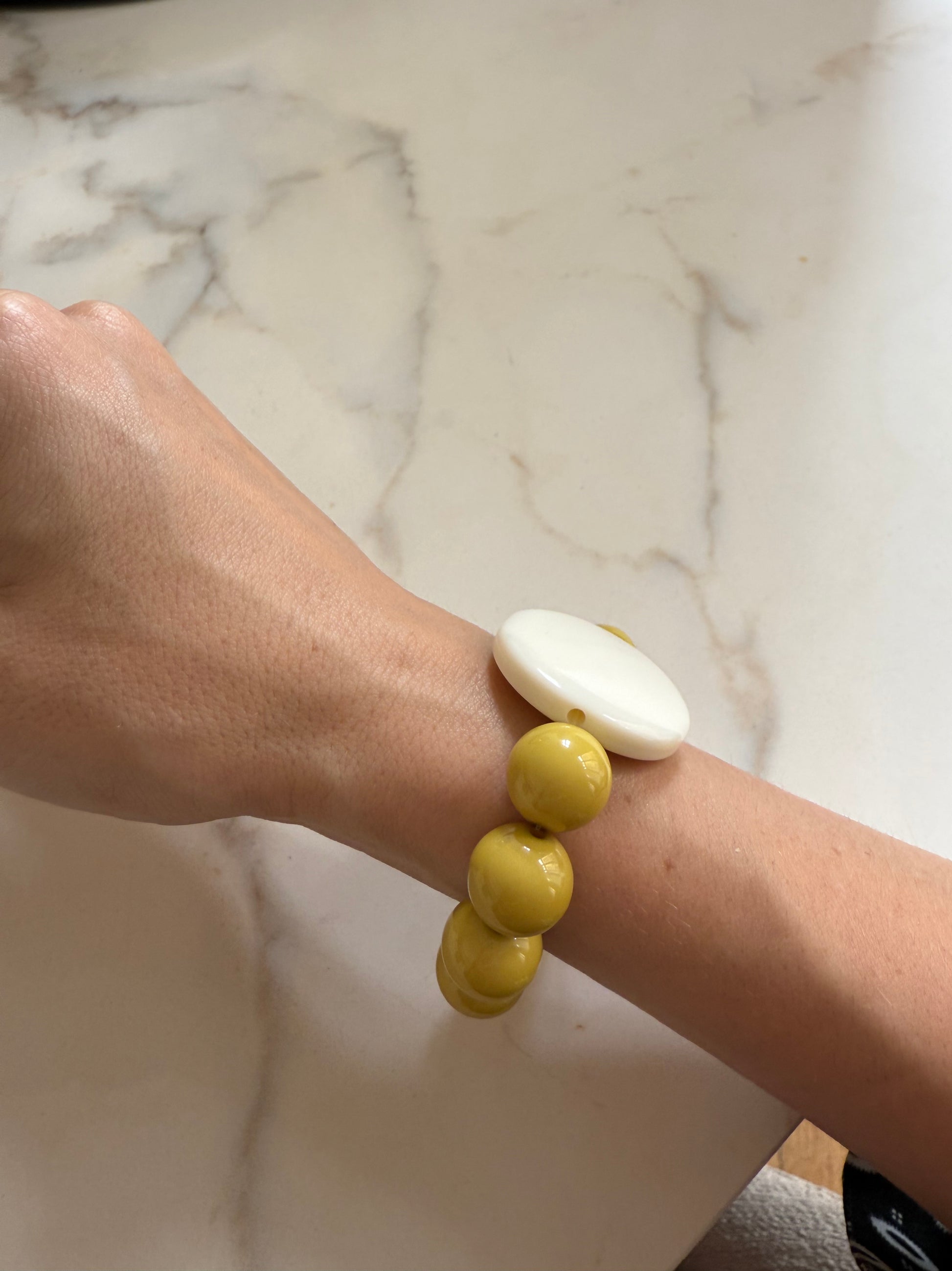 BRACELET BY GIGI: PERLES VERT OLIVES ET ELEMENT BEIGE