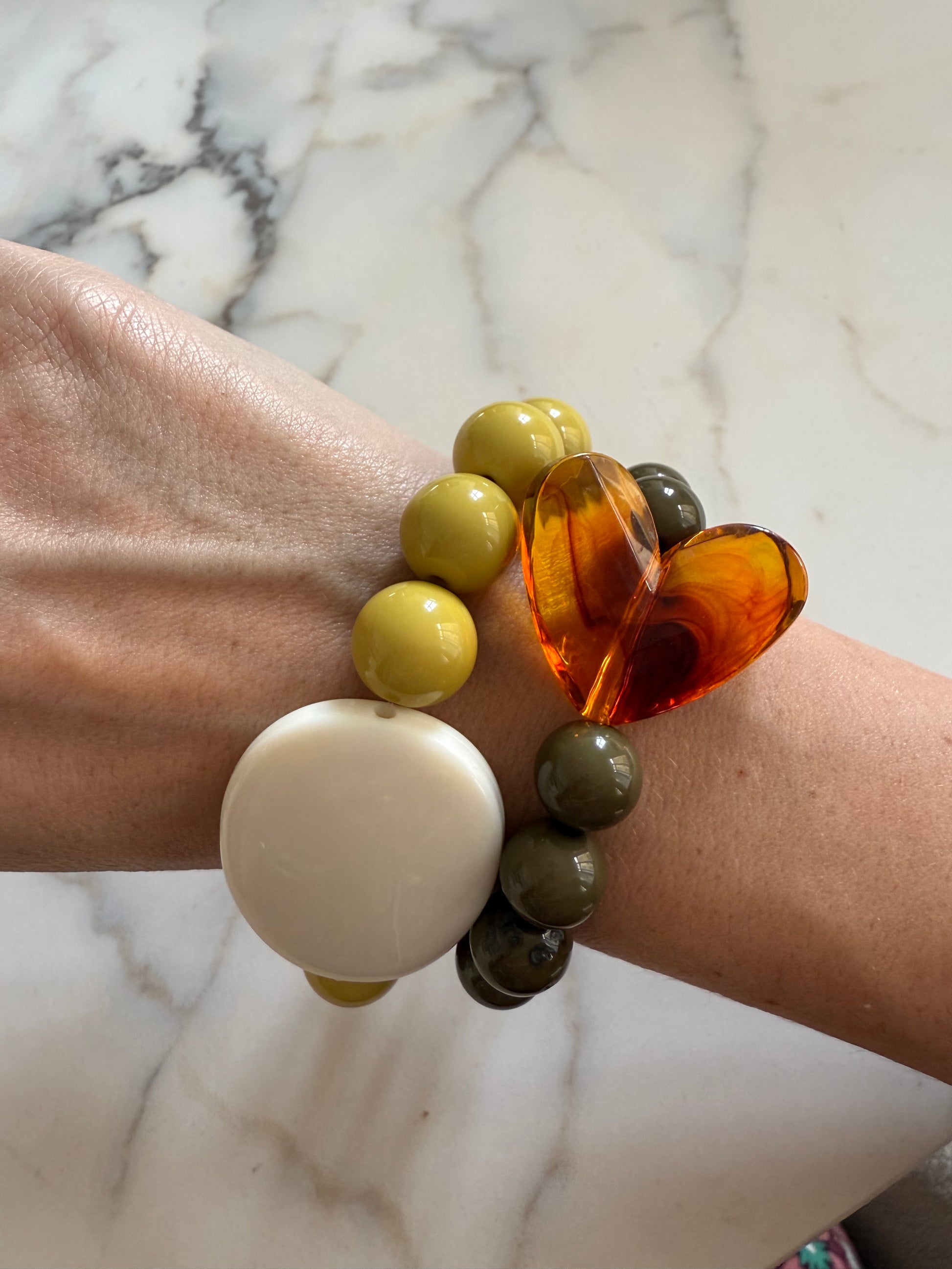 BRACELET BY GIGI: COEUR AMBRÉ ET PERLES KAKI
