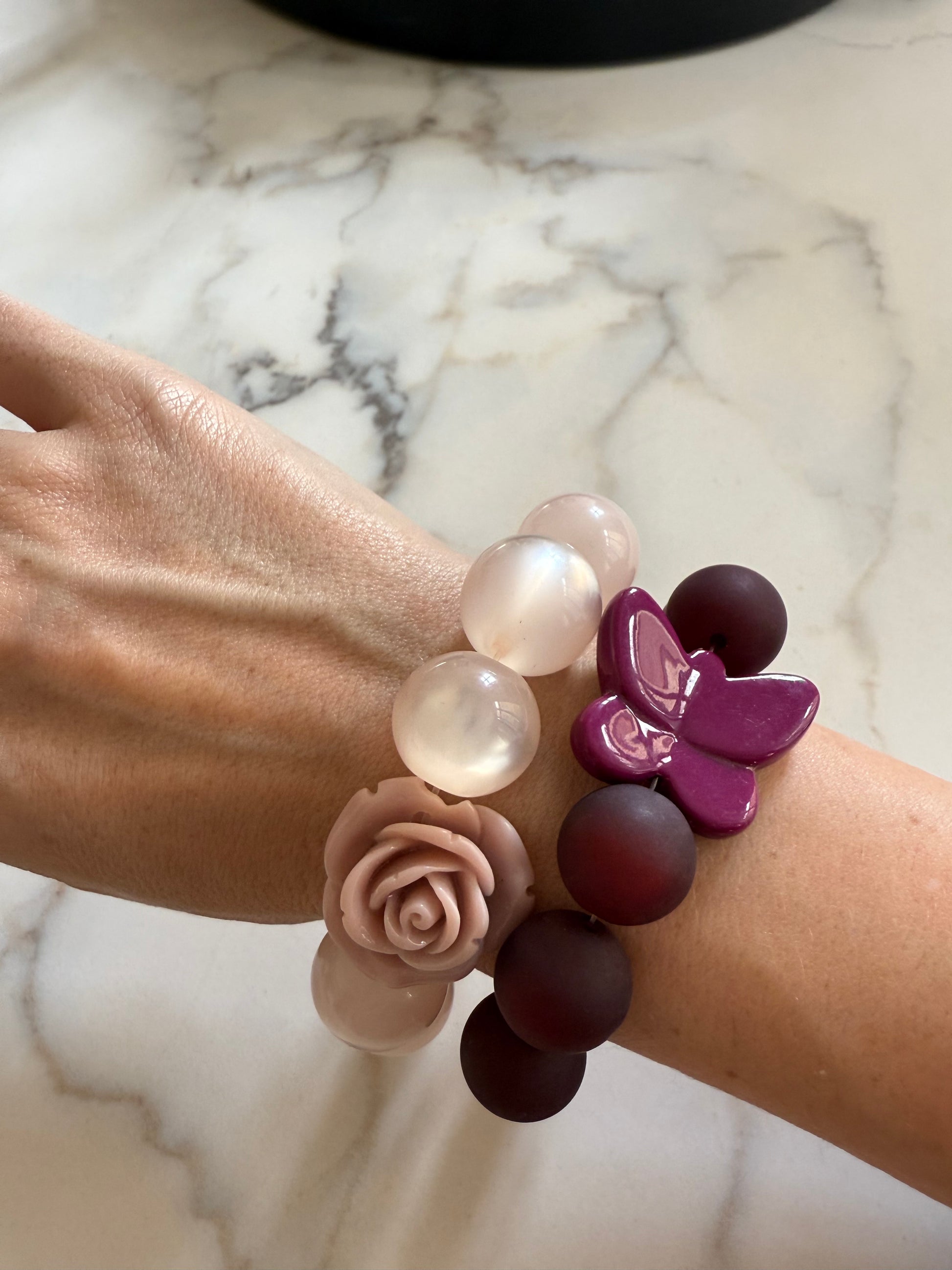 BRACELET BY GIGI: PERLES GIVRÉES PRUNES ET PAPILLON PRUNE