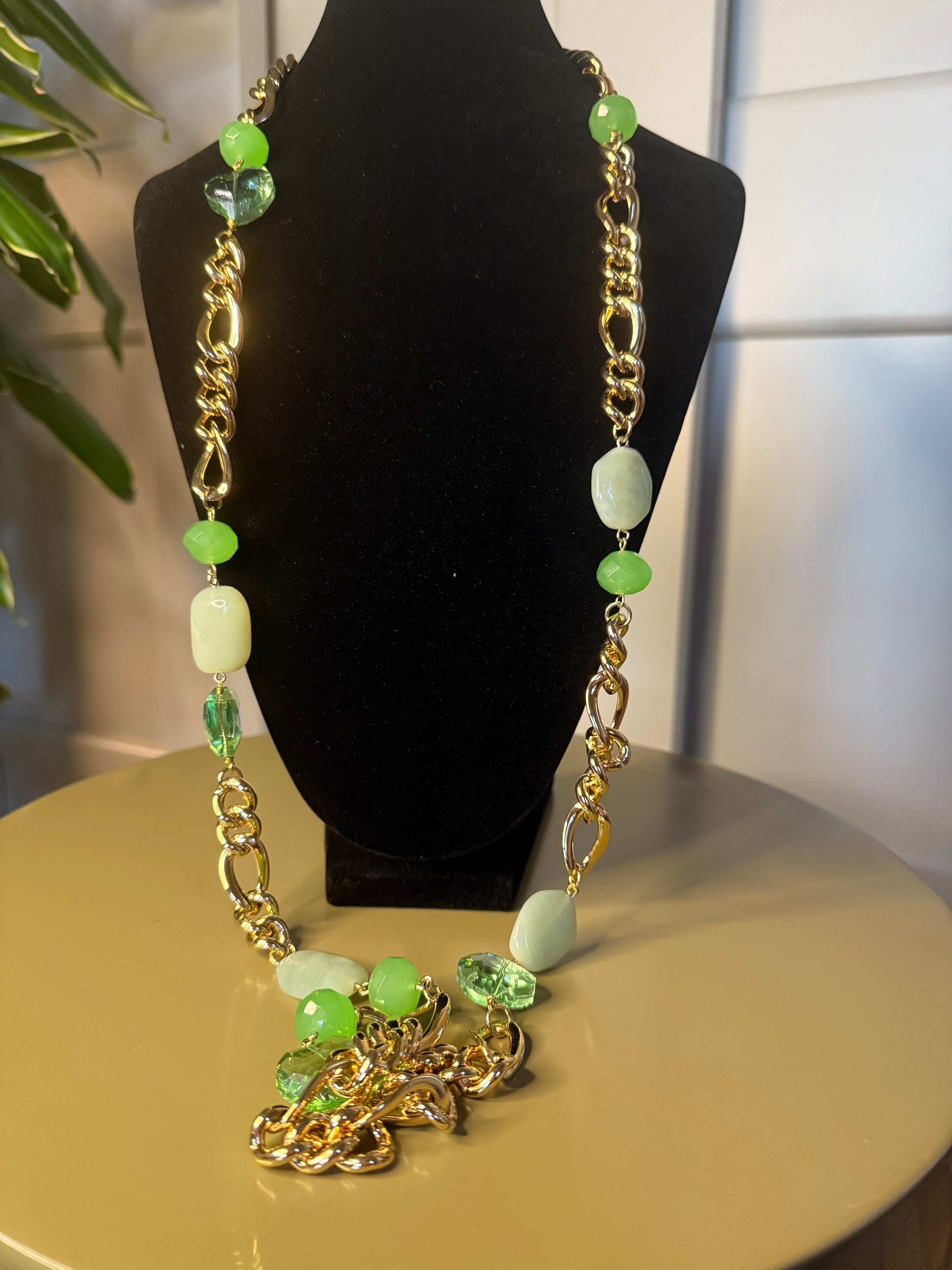 COLLIER FRANCINE BRAMLI: SAUTOIR CHAÎNE DORÉ ET PIERRES FINES VERTES