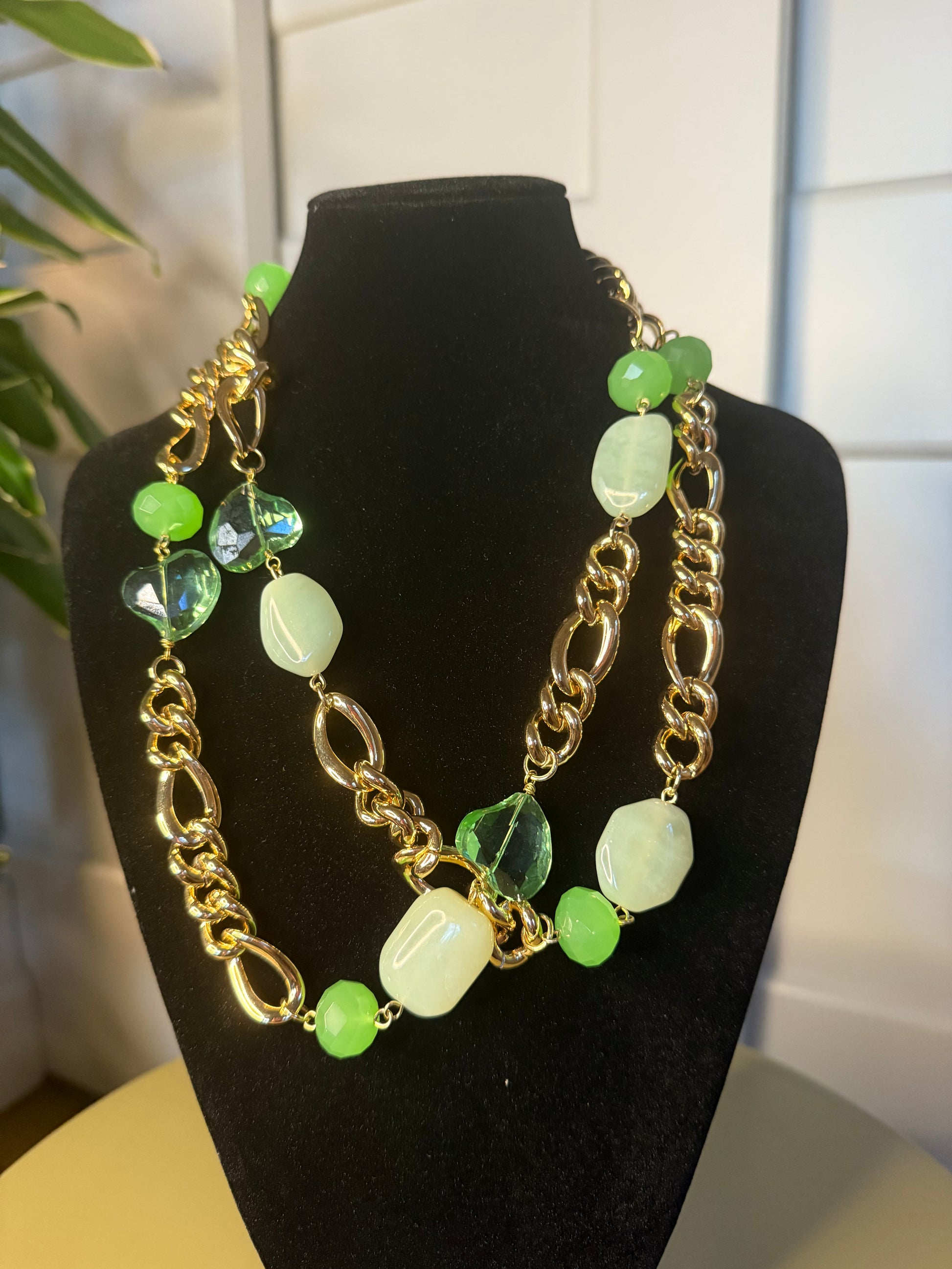 COLLIER FRANCINE BRAMLI: SAUTOIR CHAÎNE DORÉ ET PIERRES FINES VERTES
