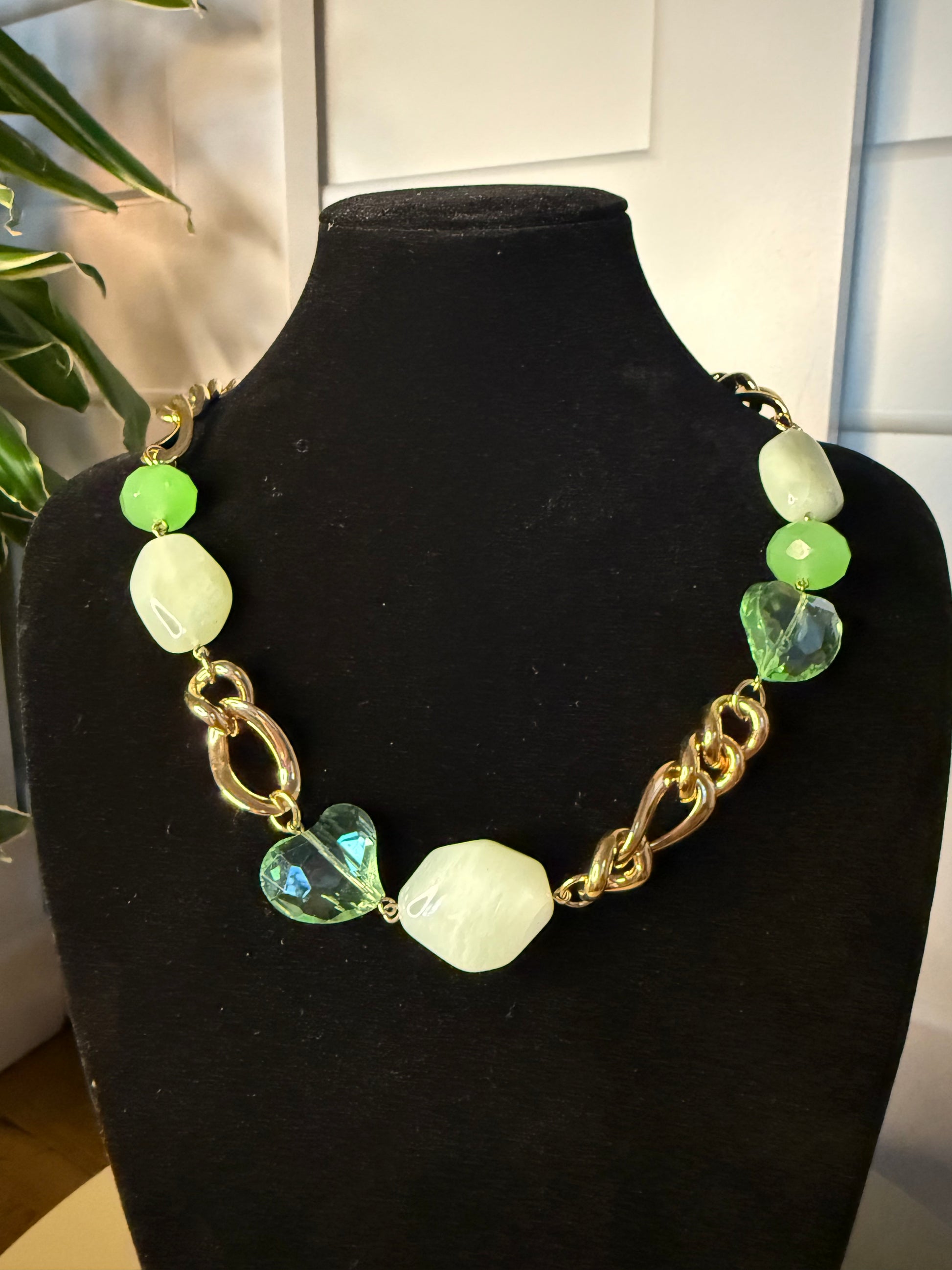 COLLIER FRANCINE BRAMLI : RAS DE COU OU MEDIUM CHAÎNE DORÉ ET CRISTAUX VERT