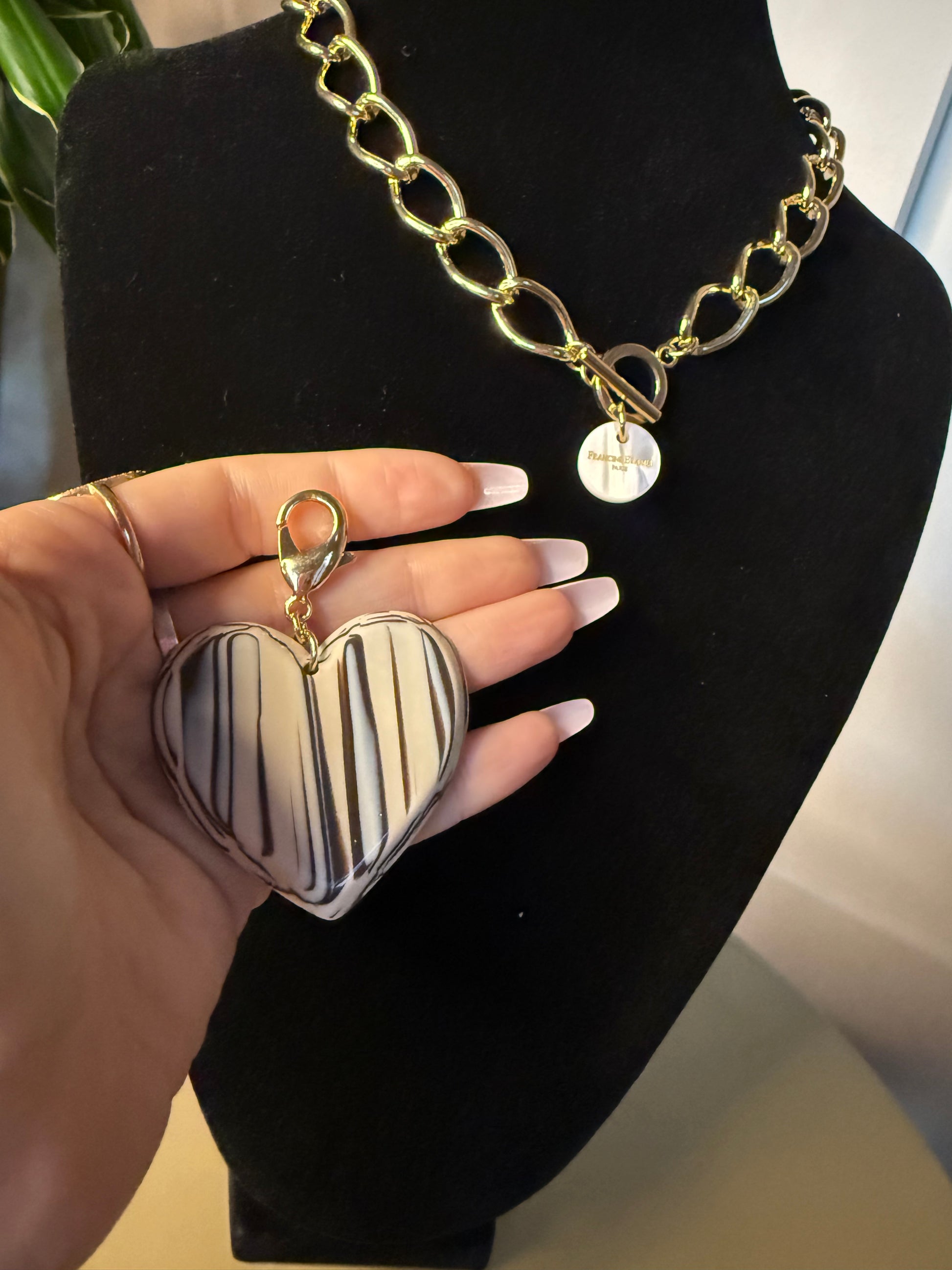 CHARM FRANCINE BRAMLI: COEUR EN ACÉTATE EFFET RAYÉ CHOCOLAT ET BEIGE