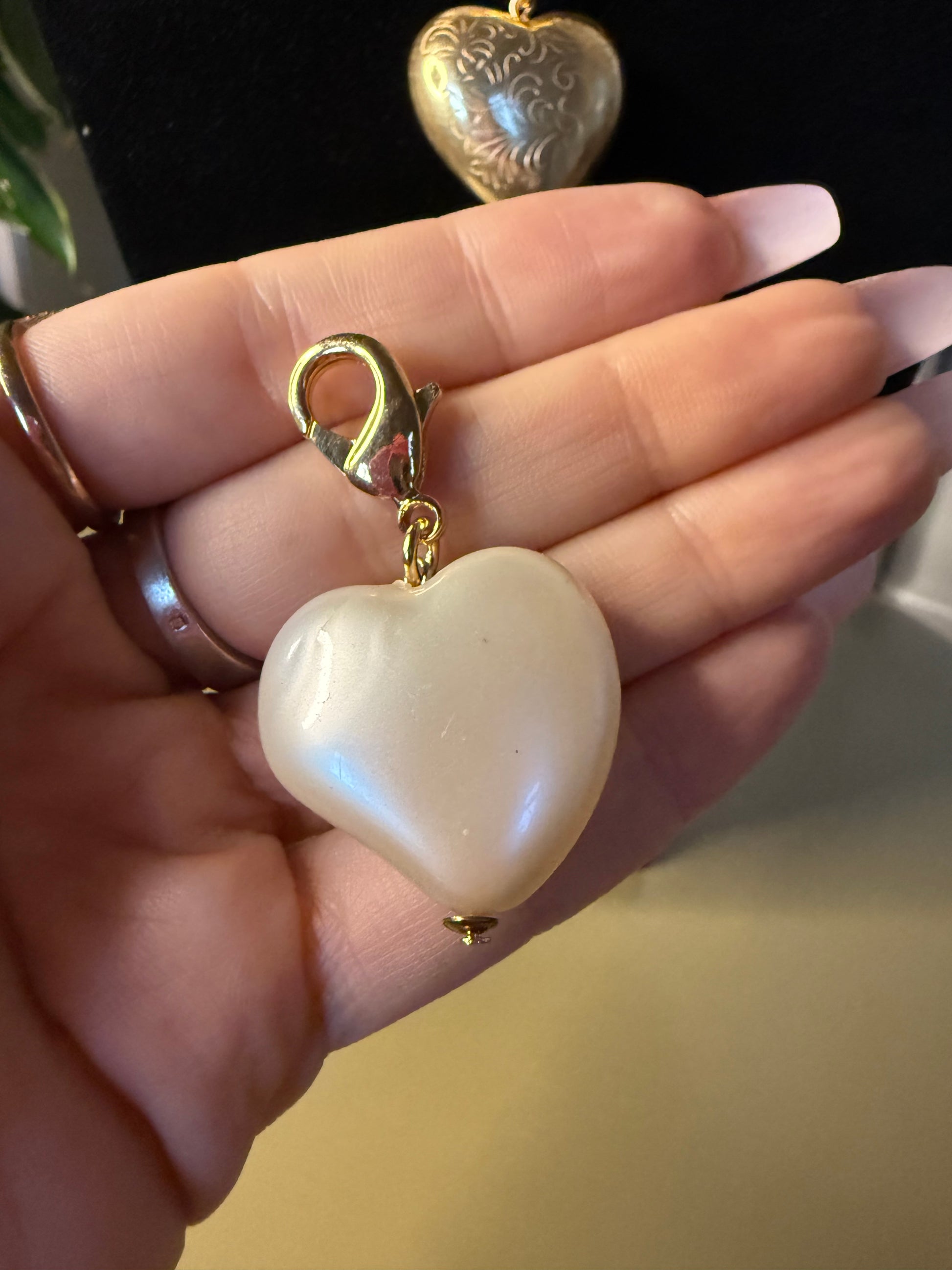 CHARM FRANCINE BRAMLI: COEUR EN NACRE