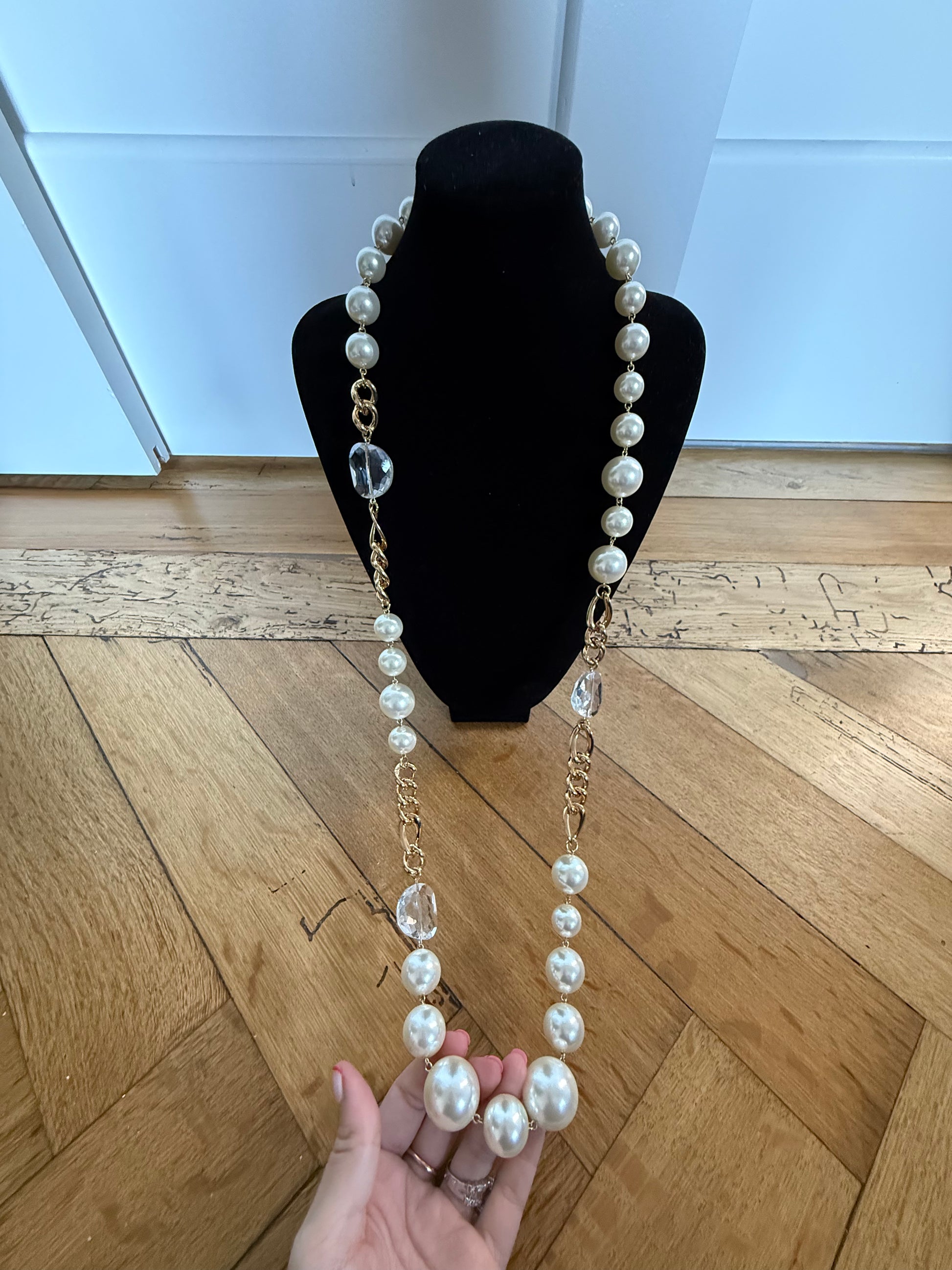 SAUTOIR FRANCINE BRAMLI: PERLES, CHAÎNE FIGARO ET CRISTAUX TRANSPARENTS