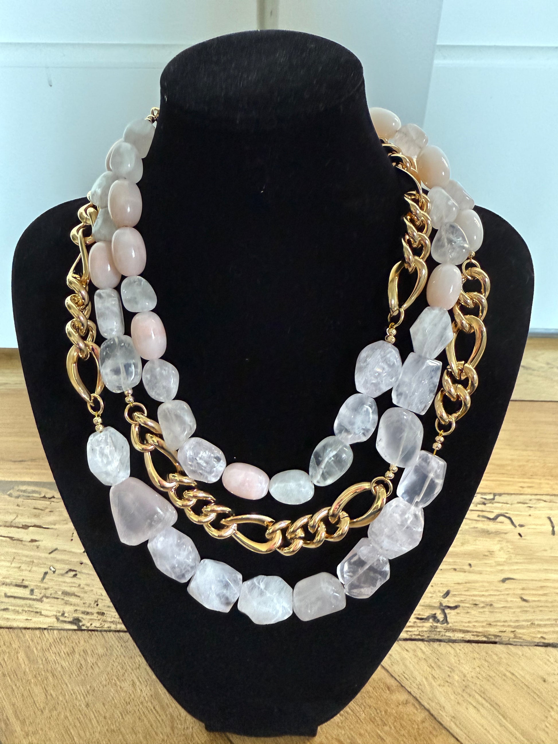 COLLIER FRANCINE BRAMLI: TROIS RANGS DE PIERRESS FINES ET CRISTAUX