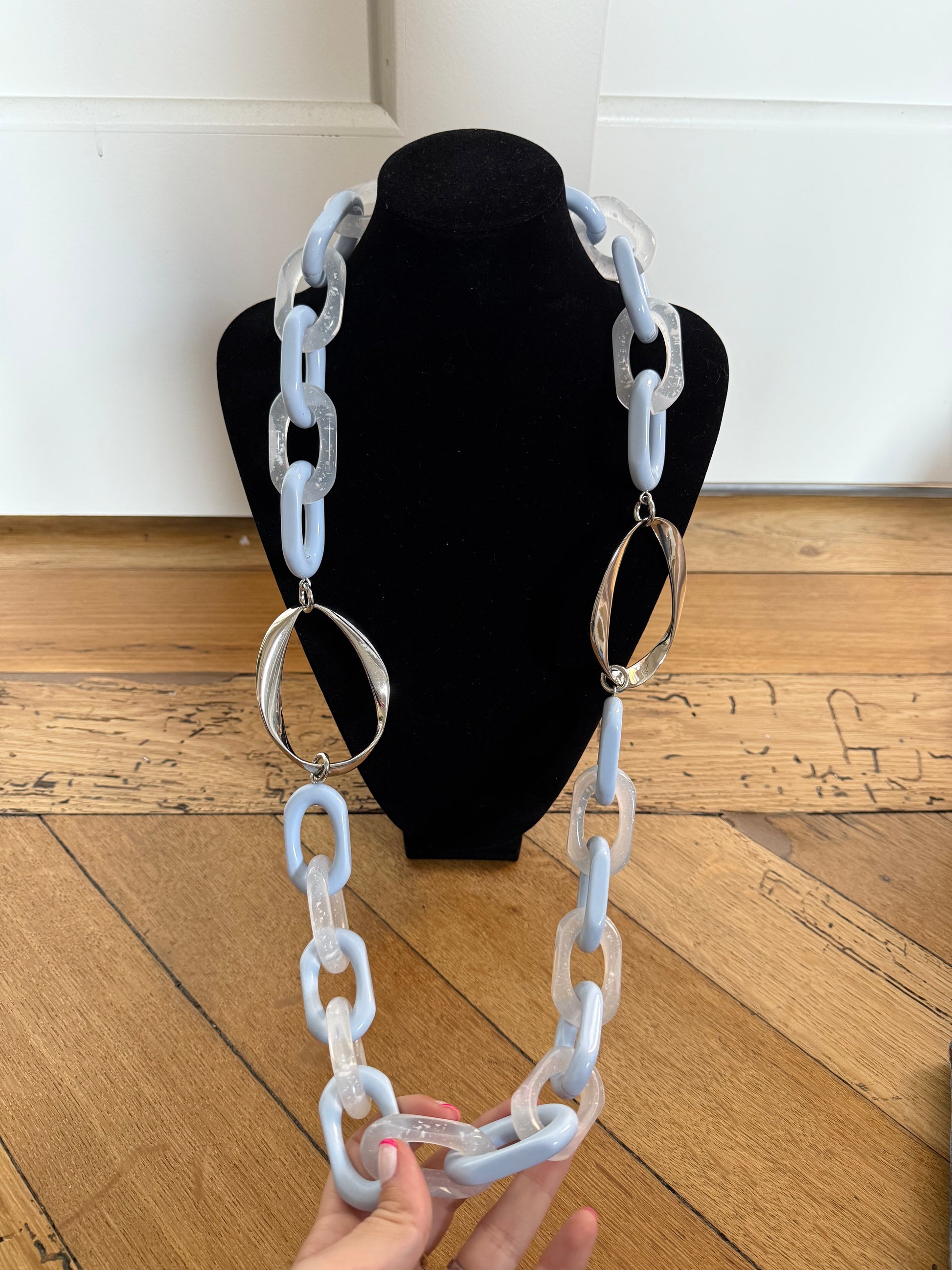 SAUTOIR FRANCINE BRAMLI: MAILLON OVALE GRIS/BLEU ET TRANSPARENT AVEC ÉLÉMENT ARGENTÉ