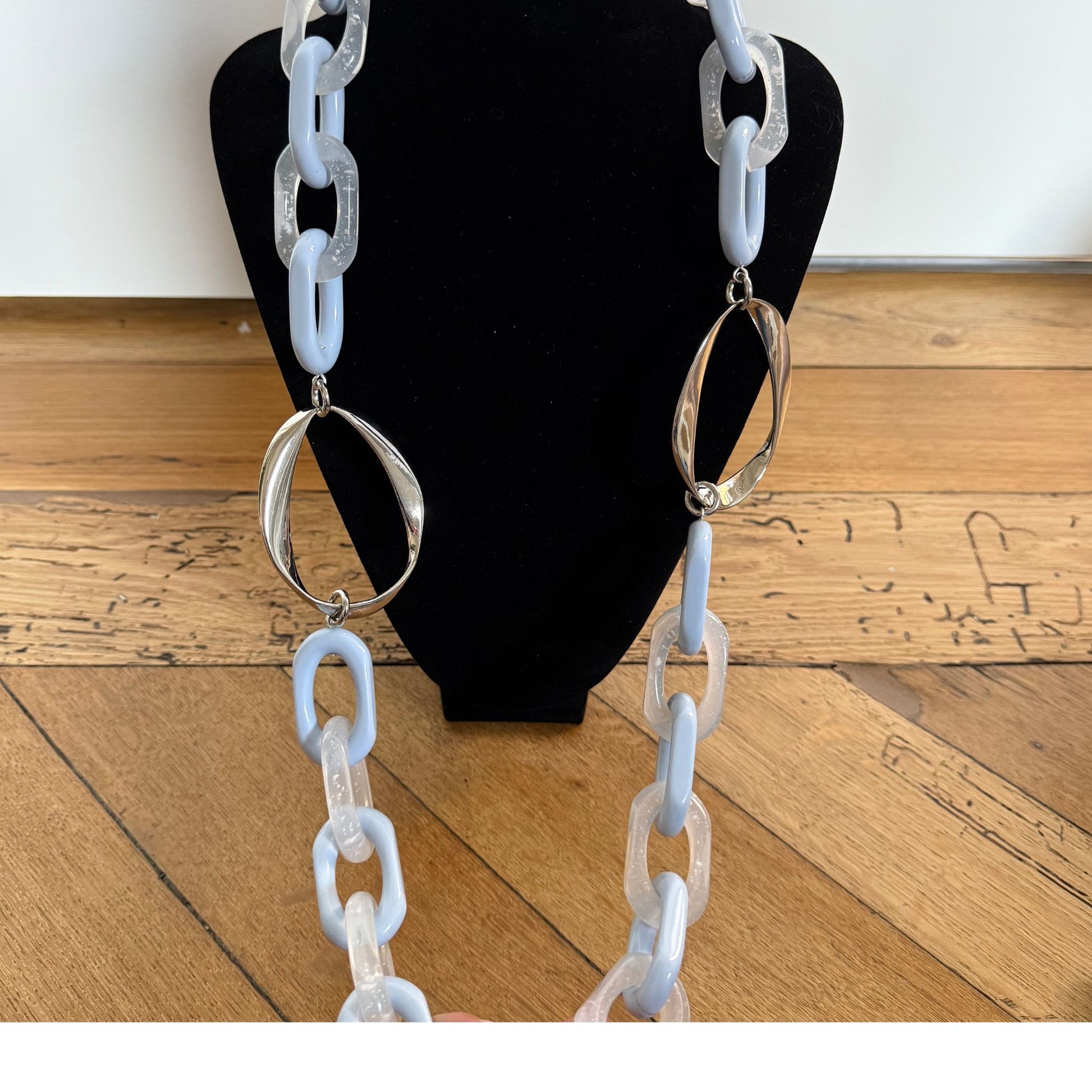SAUTOIR FRANCINE BRAMLI: MAILLON OVALE GRIS/BLEU ET TRANSPARENT AVEC ÉLÉMENT ARGENTÉ
