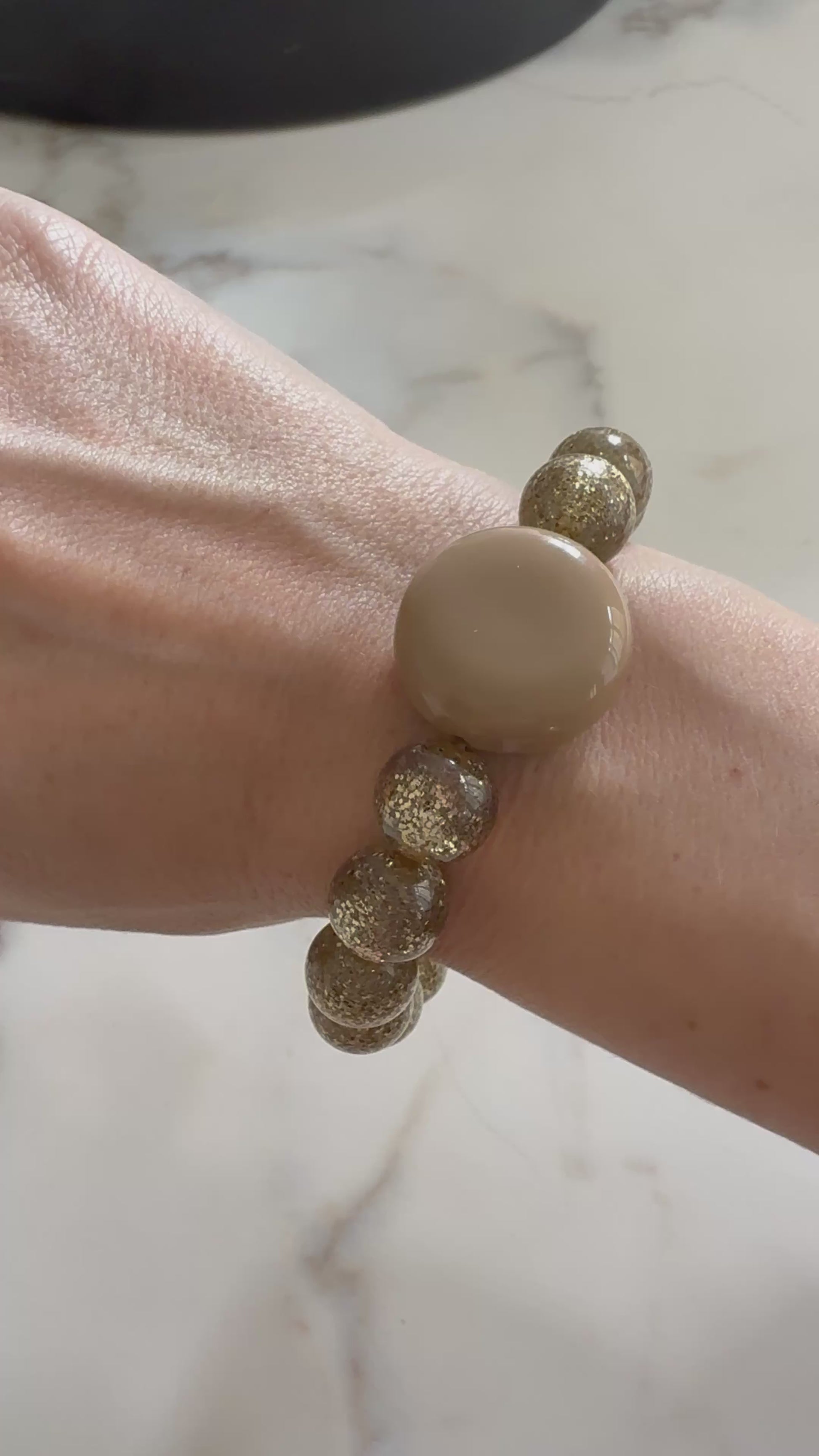 BRACELET BY GIGI: PERLES STRASS KAKI ET ELEMENT OLIVE