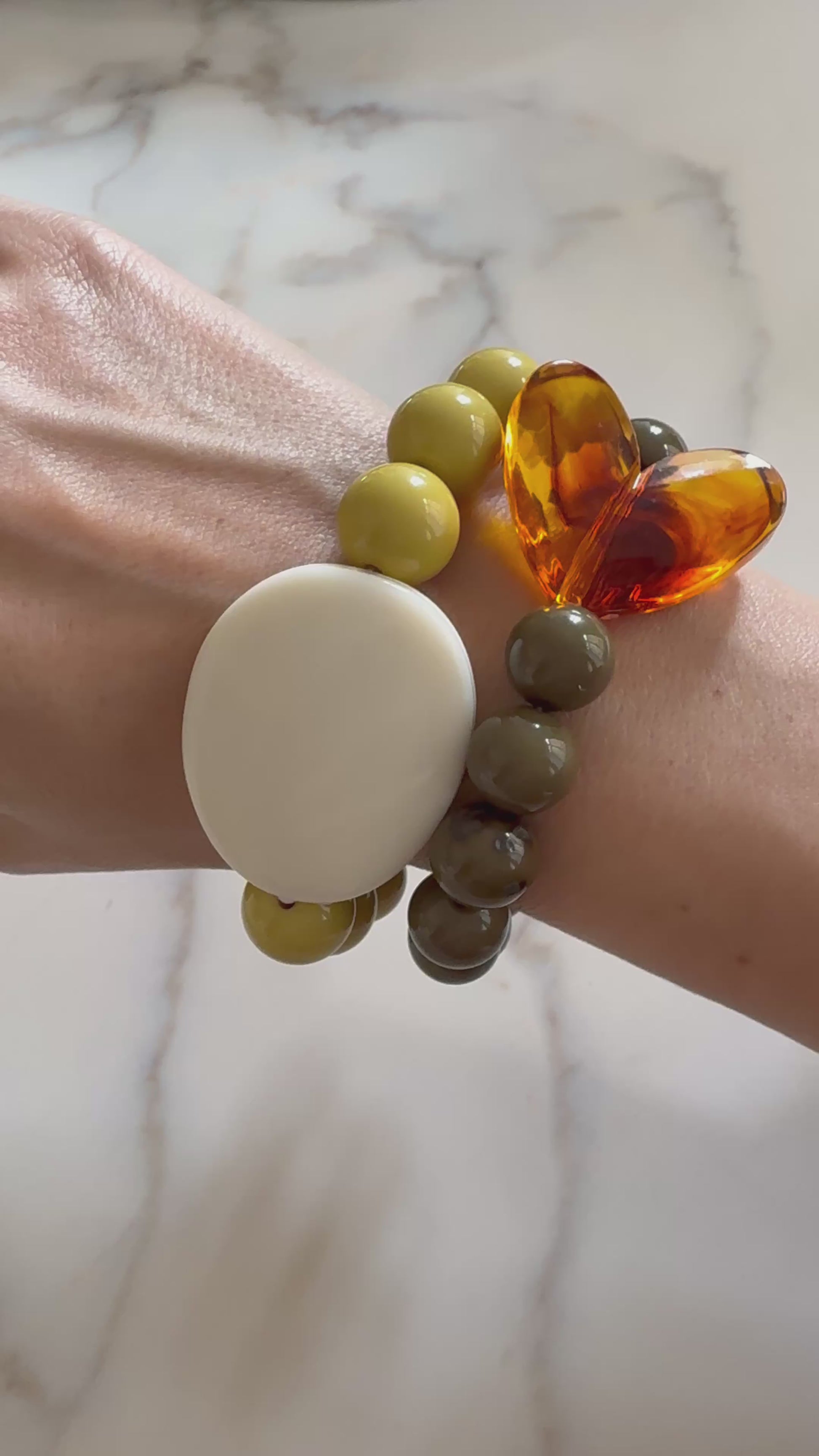 BRACELET BY GIGI: COEUR AMBRÉ ET PERLES KAKI