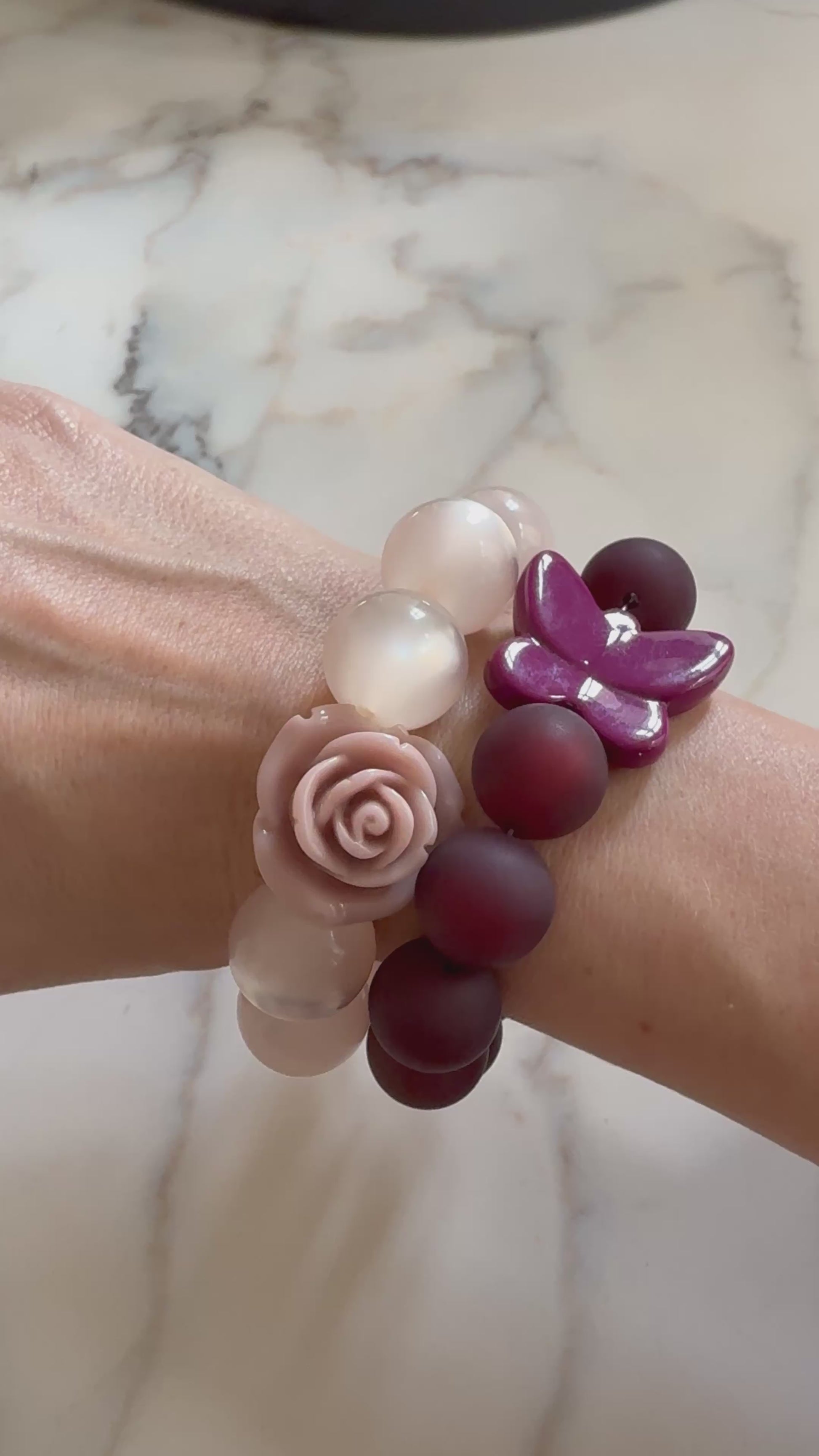 BRACELET BY GIGI: PERLES GIVRÉES PRUNES ET PAPILLON PRUNE
