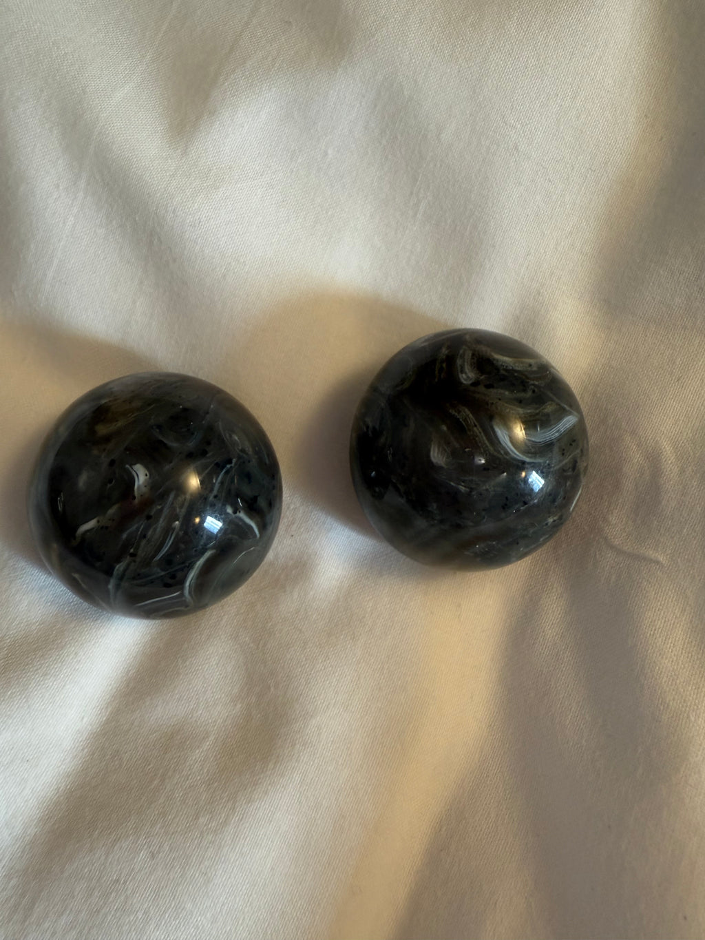Boucles d’oreilles FRANCINE BRAMLI: rainball XL marbrées grises