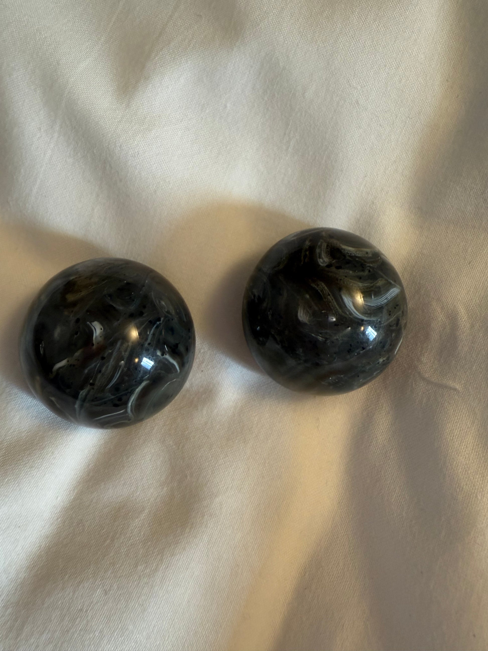 Boucles d’oreilles FRANCINE BRAMLI: rainball XL marbrées grises