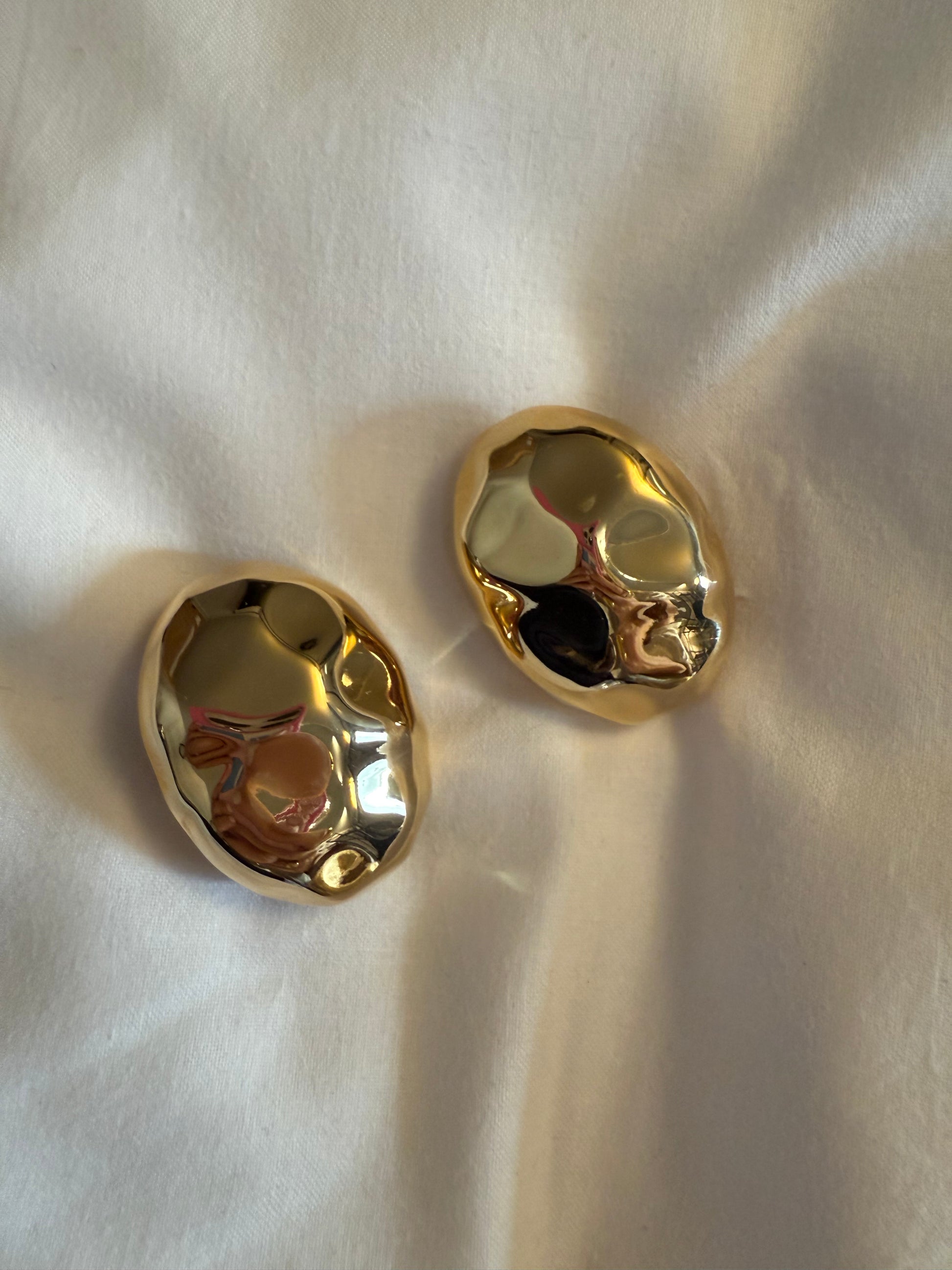 Boucles d’oreilles FRANCINE BRAMLI : cabochon martelé doré