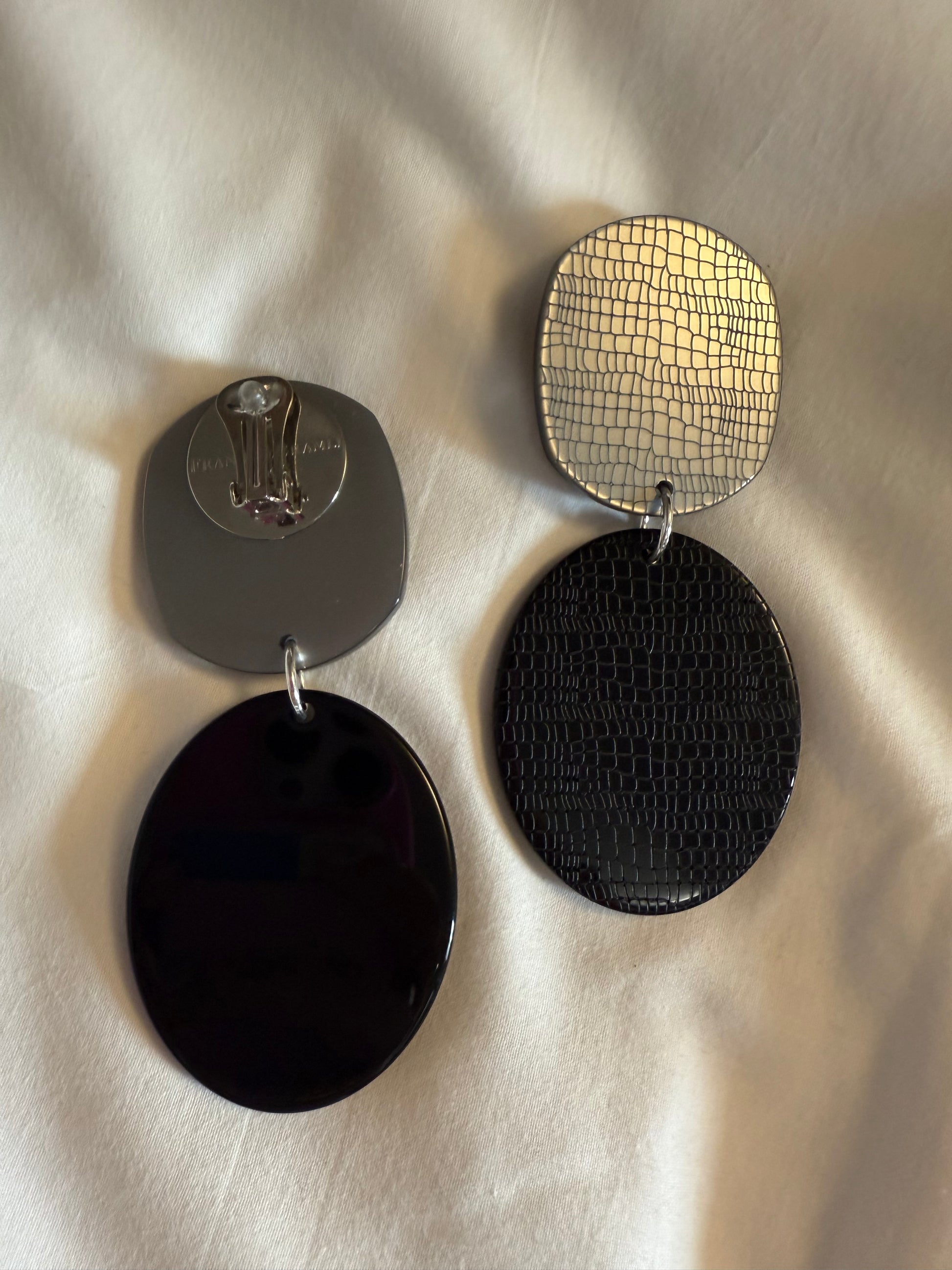 Boucles d’oreilles FRANCINE BRAMLI : édition limitée plaques effet cuir grises et noires