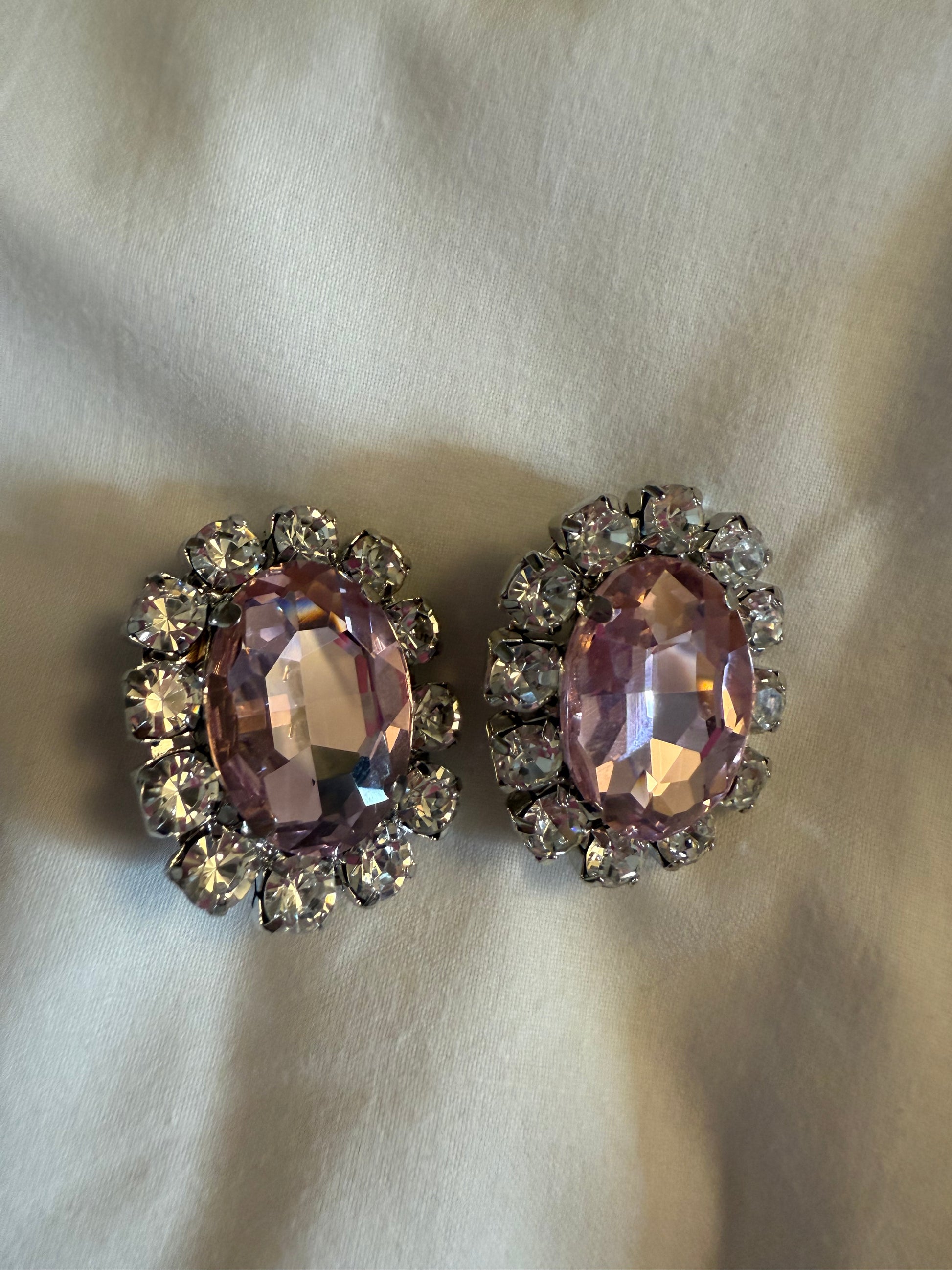 Boucles d’oreilles FRANCINE BRAMLI : cabochon Versailles rose pastel