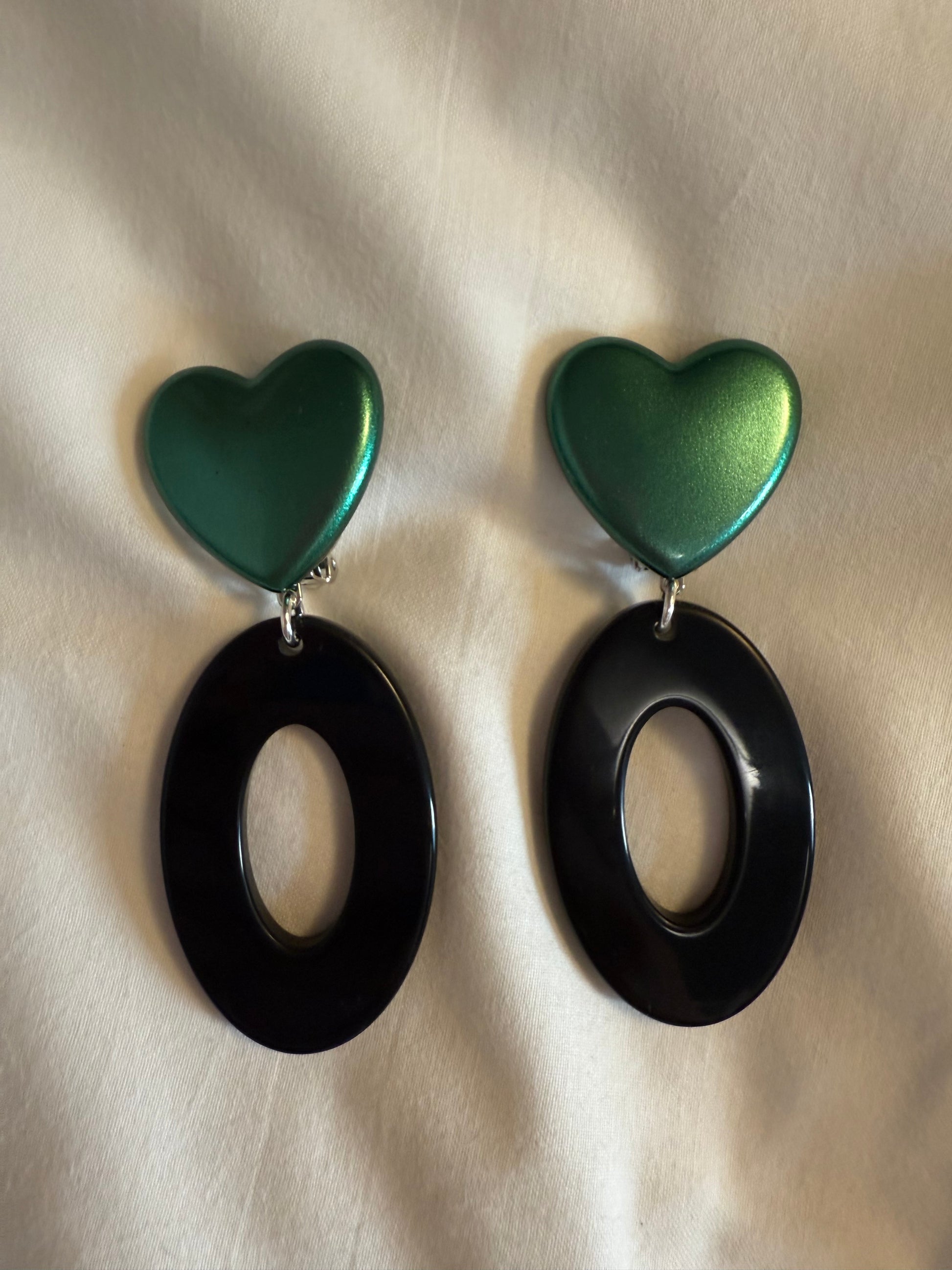 Boucles d’oreilles FRANCINE BRAMLI: édition limitée cœur vert et ovale noir