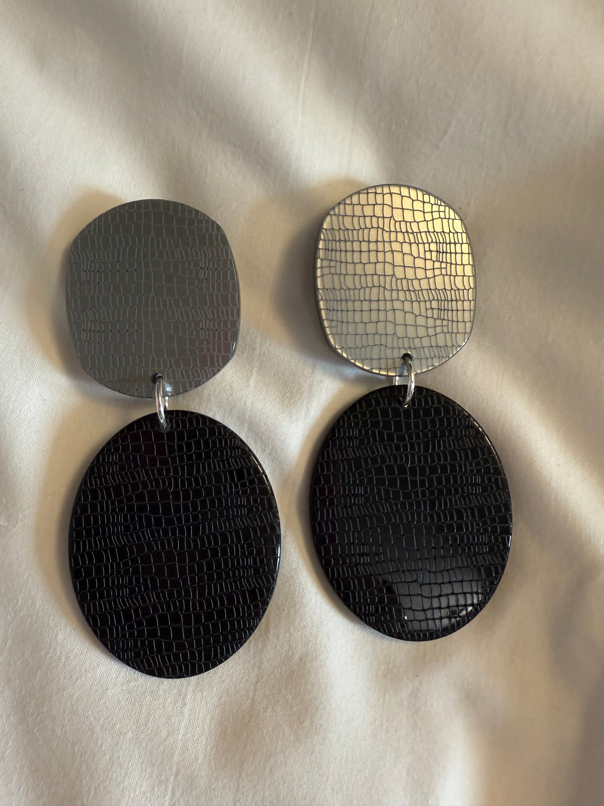 Boucles d’oreilles FRANCINE BRAMLI : édition limitée plaques effet cuir grises et noires