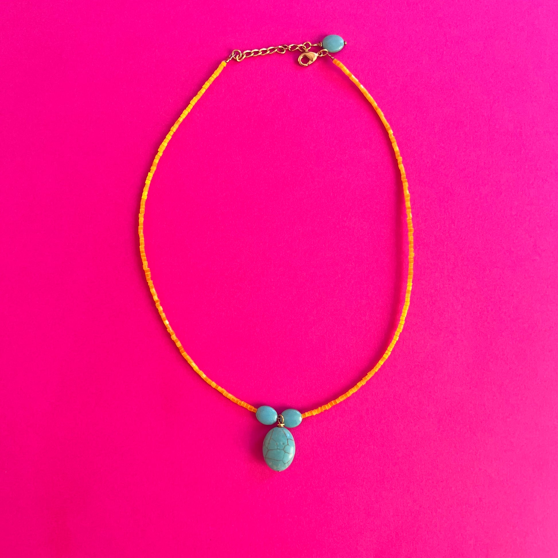 Collier fin orange et Howlite turquoise