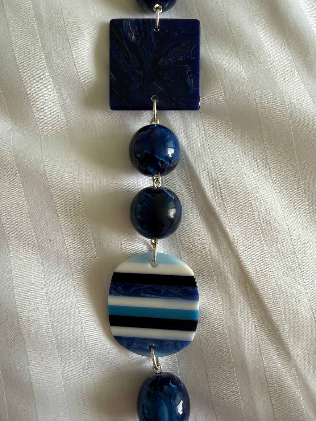 Sautoir FRANCINE BRAMLI: Bleu style lapis lazuli et résine .