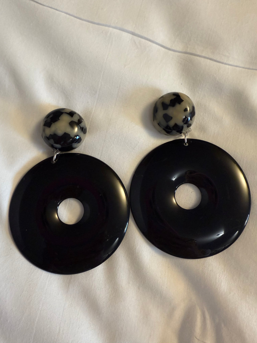 Boucles d’oreilles FRANCINE BRAMLI: Donuts noir et cabochon écaille clair