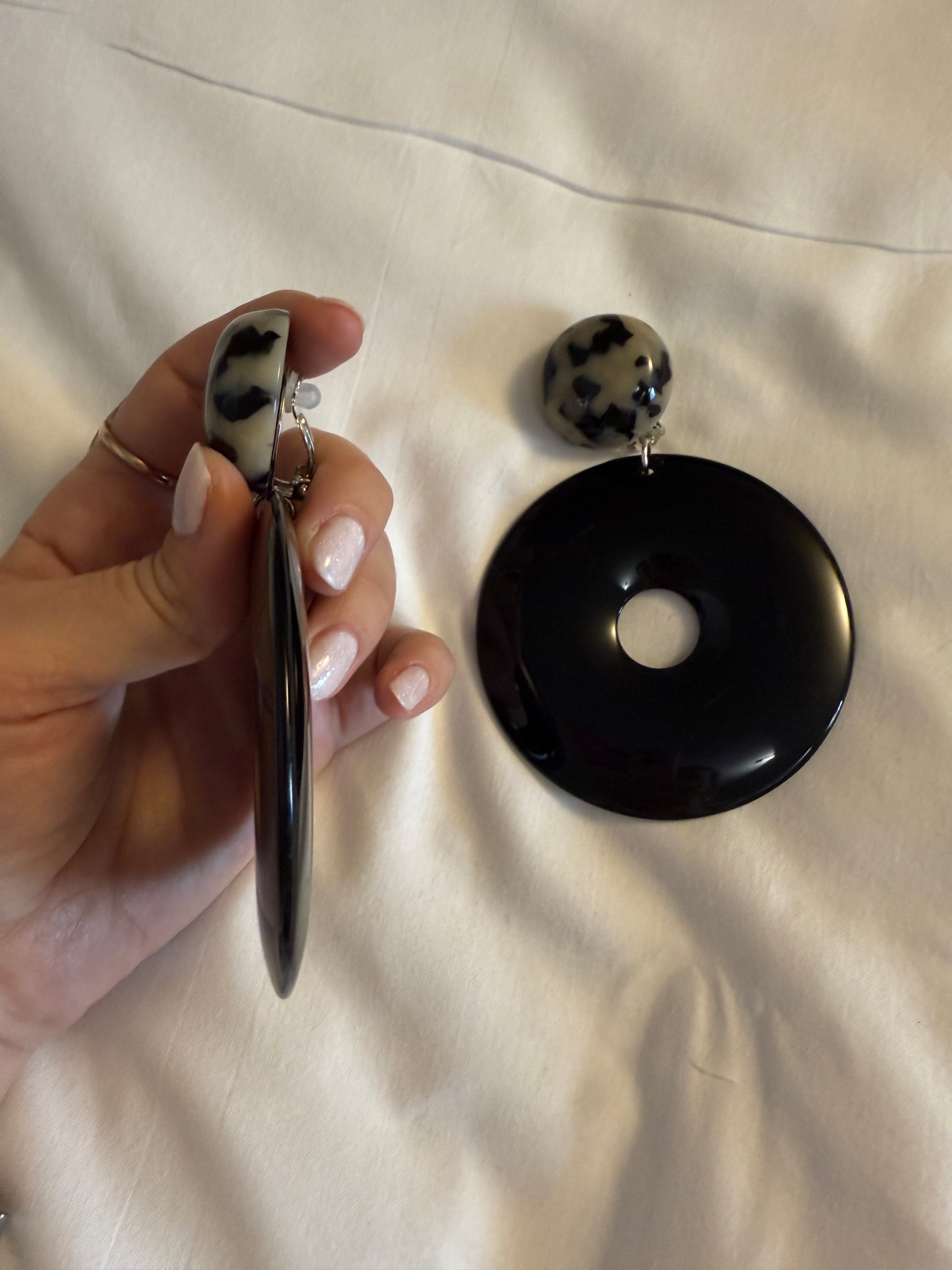 Boucles d’oreilles FRANCINE BRAMLI: Donuts noir et cabochon écaille clair