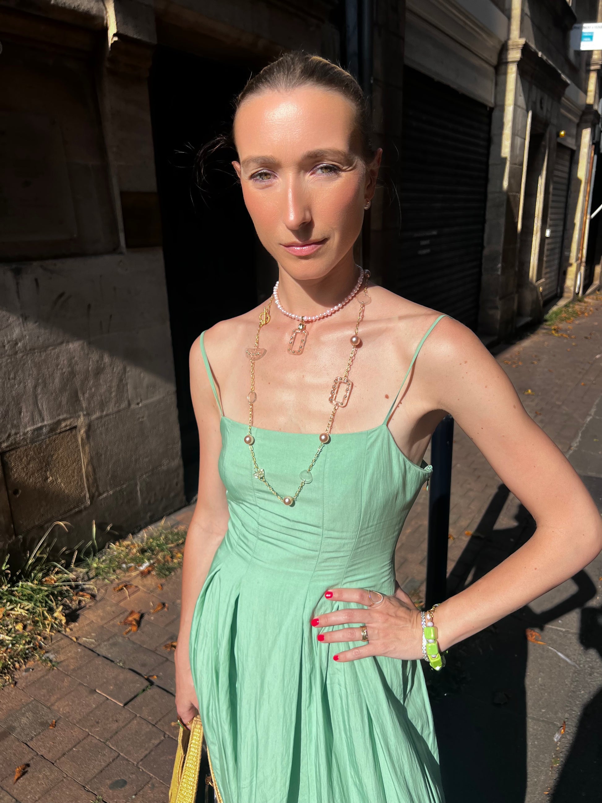 Collier ras de cou, ART.D perles rose pâle et élément résine à la main.