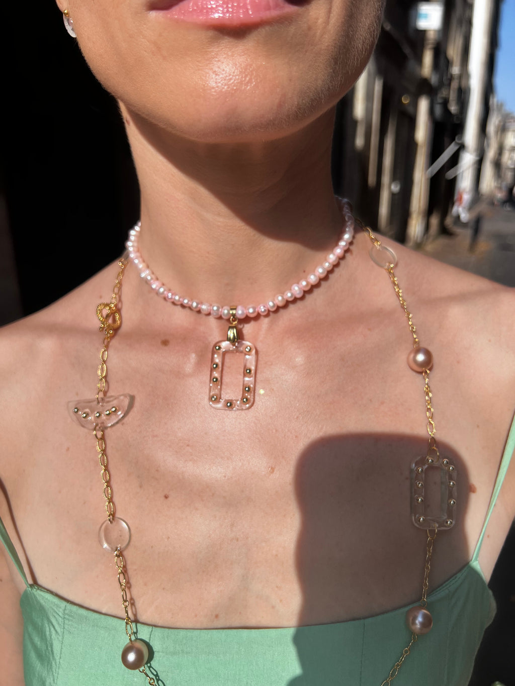 Collier ras de cou, ART.D perles rose pâle et élément résine à la main.