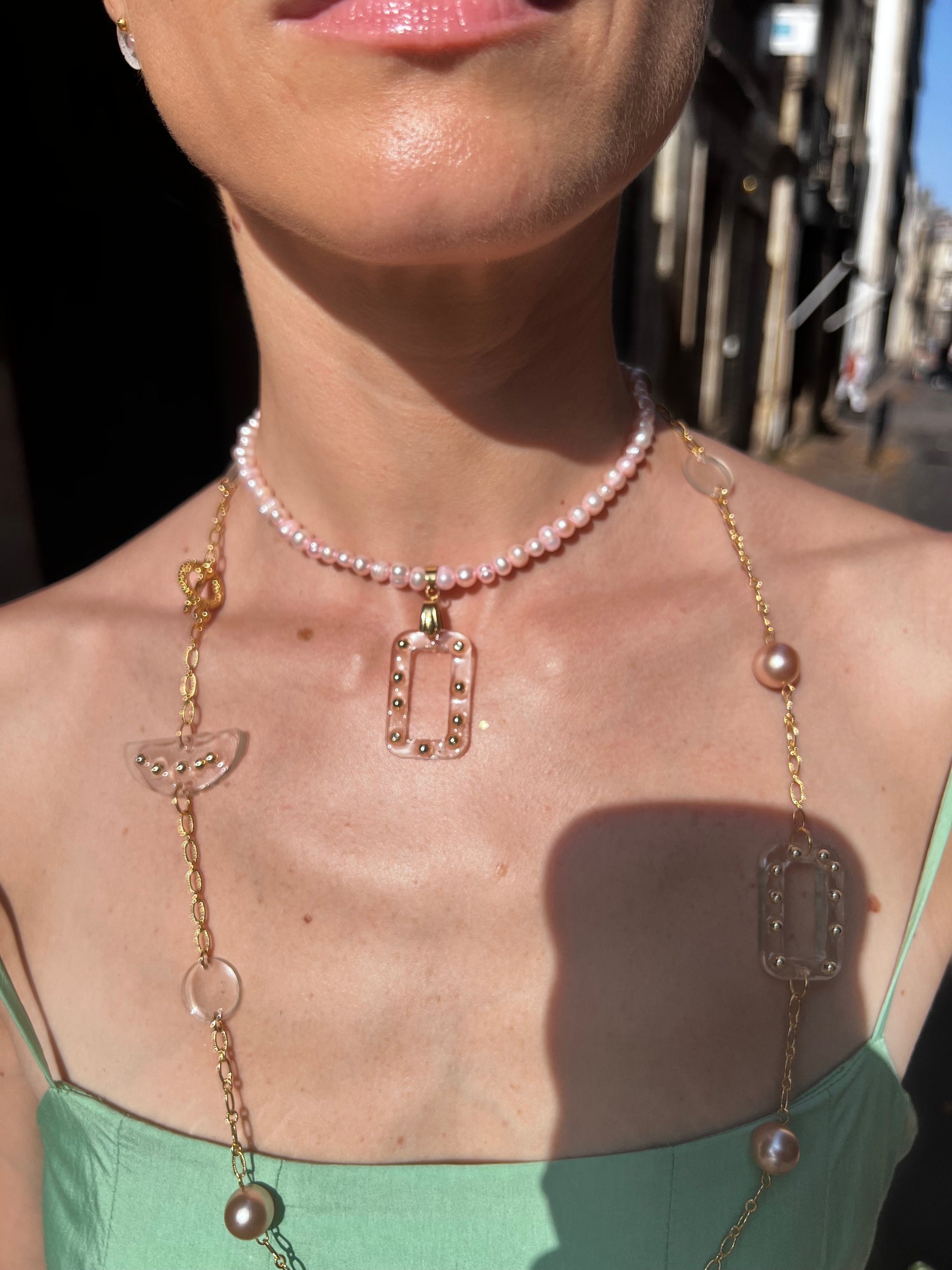 Collier ras de cou, ART.D perles rose pâle et élément résine à la main.
